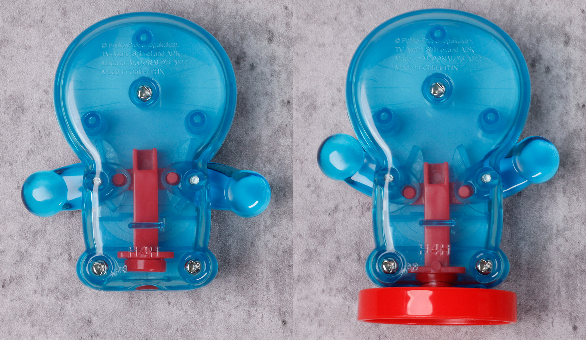 ドラえもんの本体の中にある赤いパーツが、磁石で下側にくっつくことで腕が上がる仕組みだ