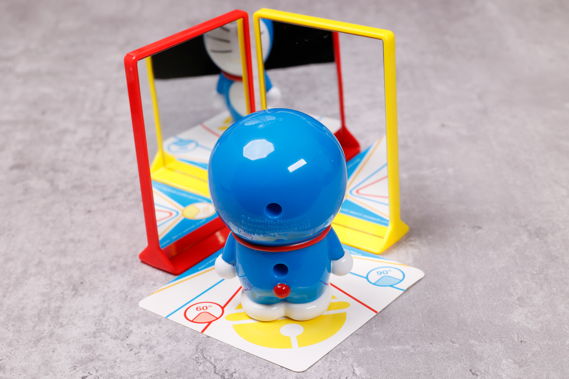 遊ぶときは、このようにカードと鏡を並べてから、ドラえもんを鈴のマーク当たりに置く