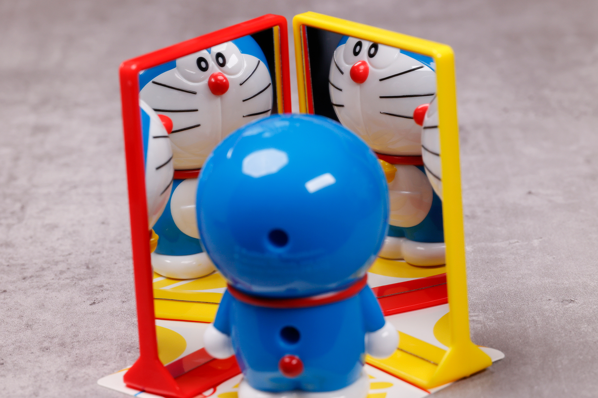 角度が狭いと、ドラえもんが複数鏡に映り込む様子が見られる