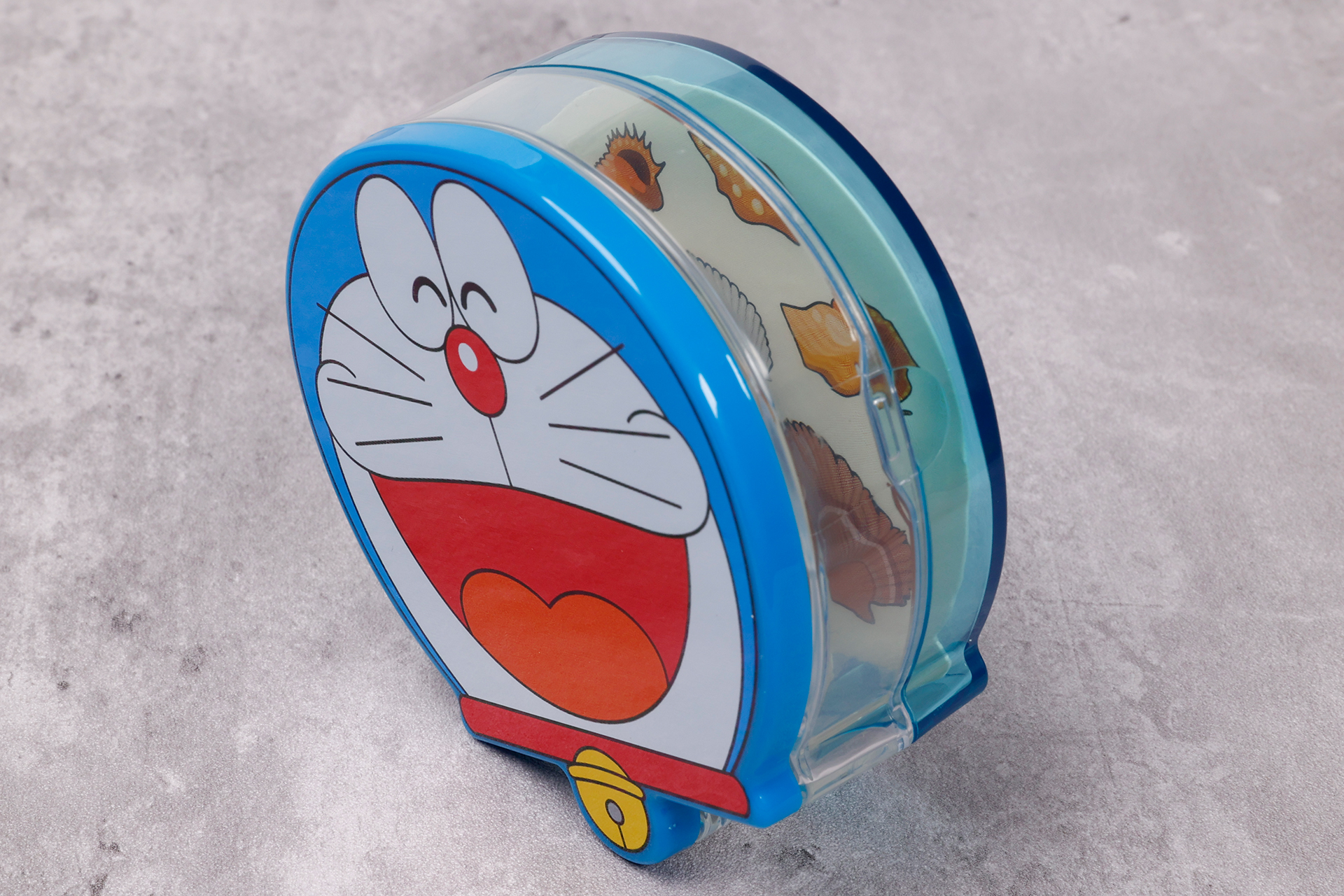 ドラえもんの顔が描かれている部分は、蓋になっている