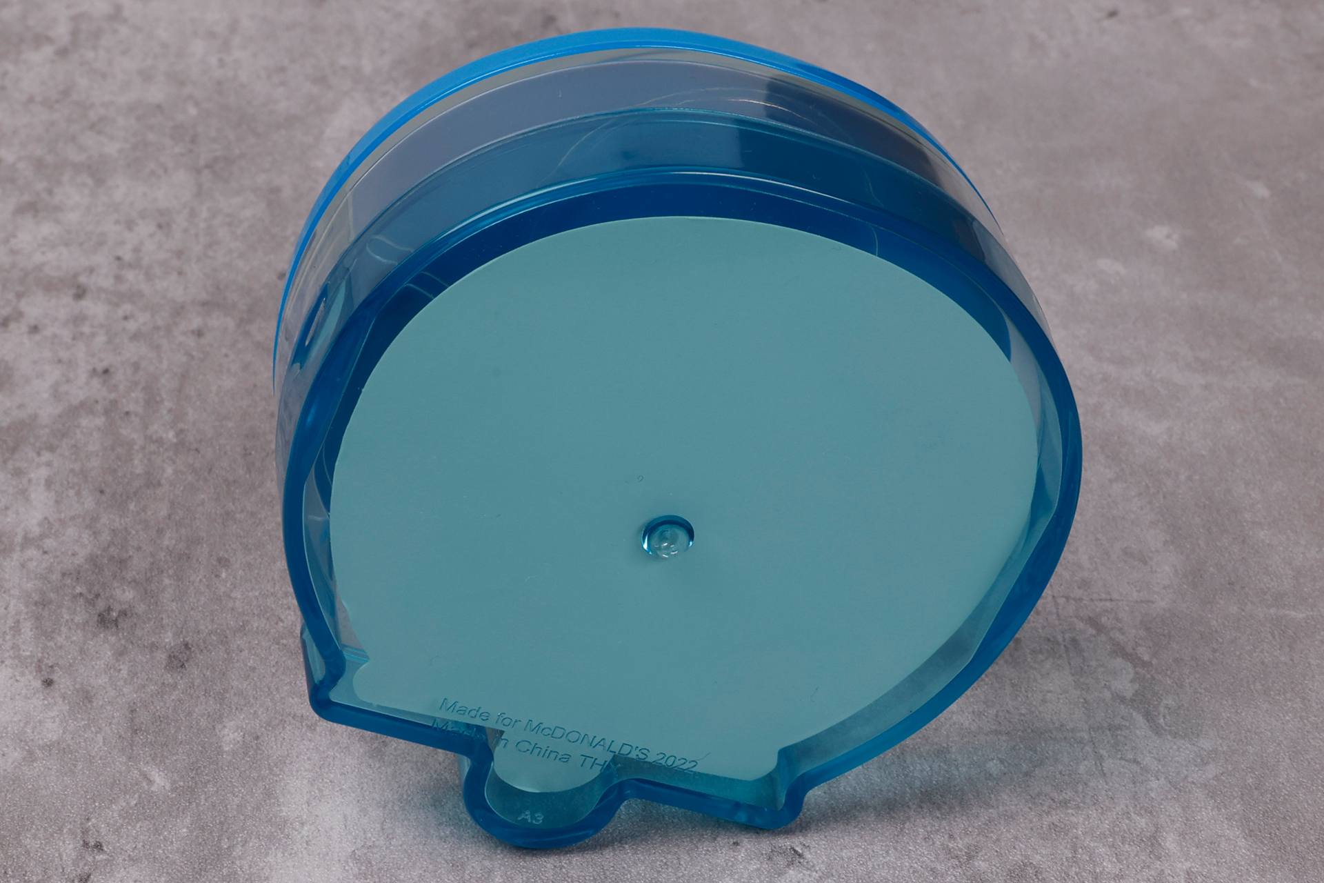 裏面は特にイラストなどは描かれておらず、シンプルな作りだ