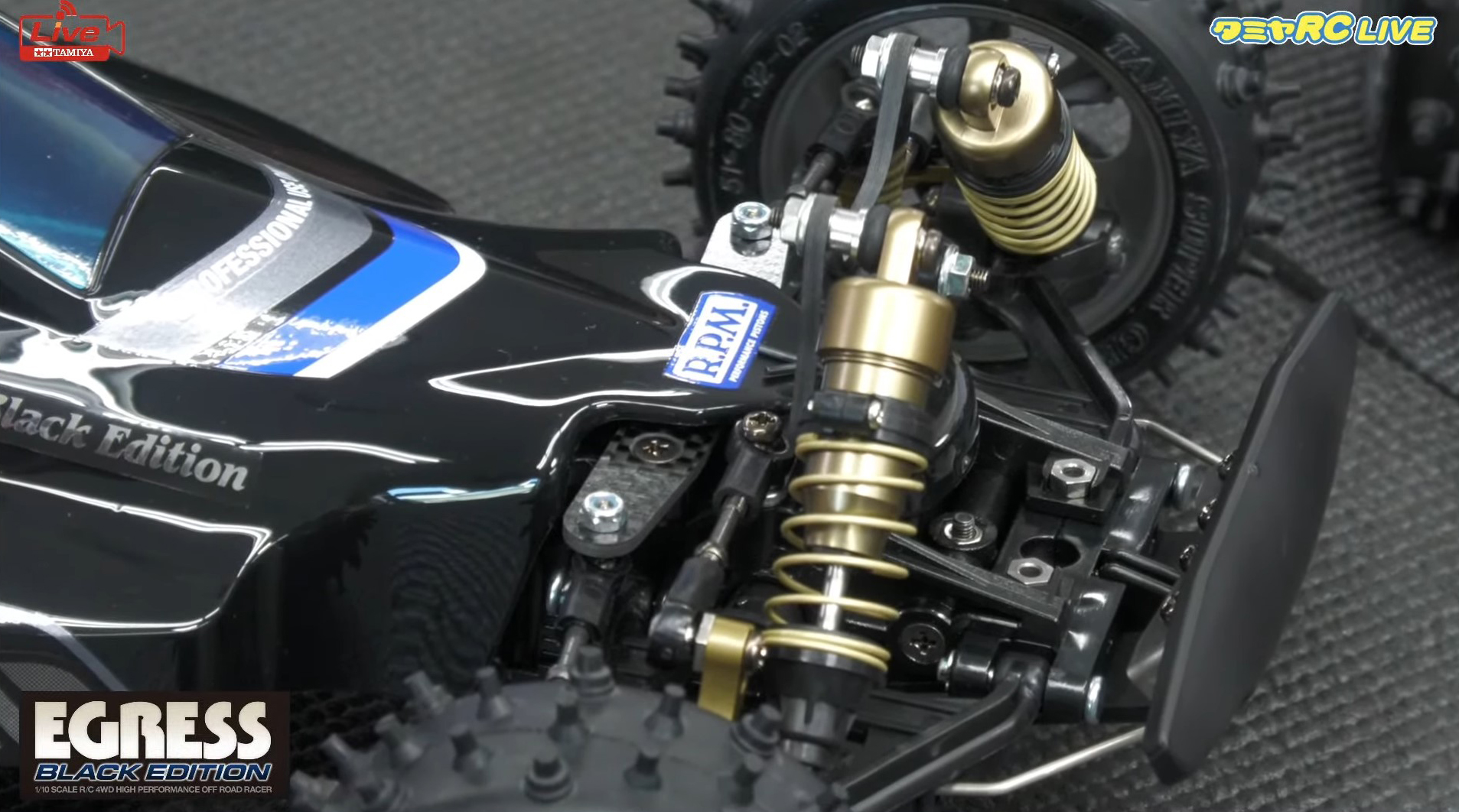 特徴的なダンパーの色は、職人によりアルマイト処理で実現