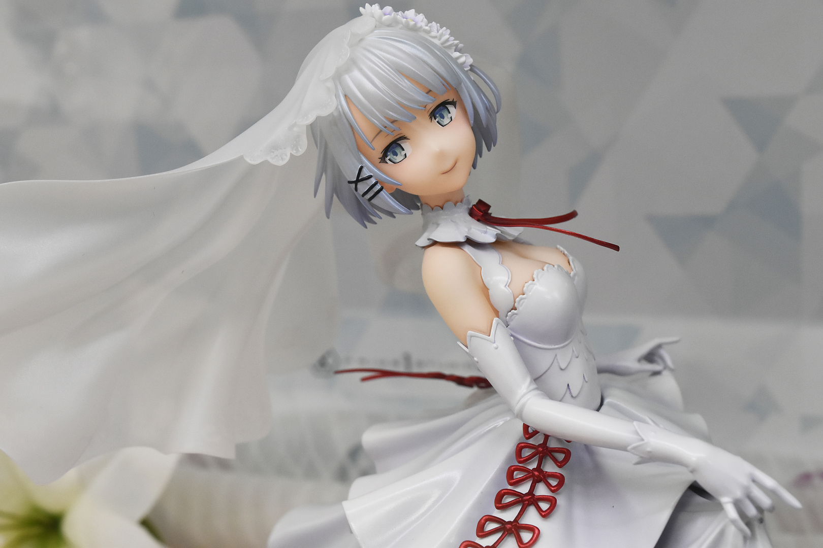 流し目で微笑みかけるシエスタの表情