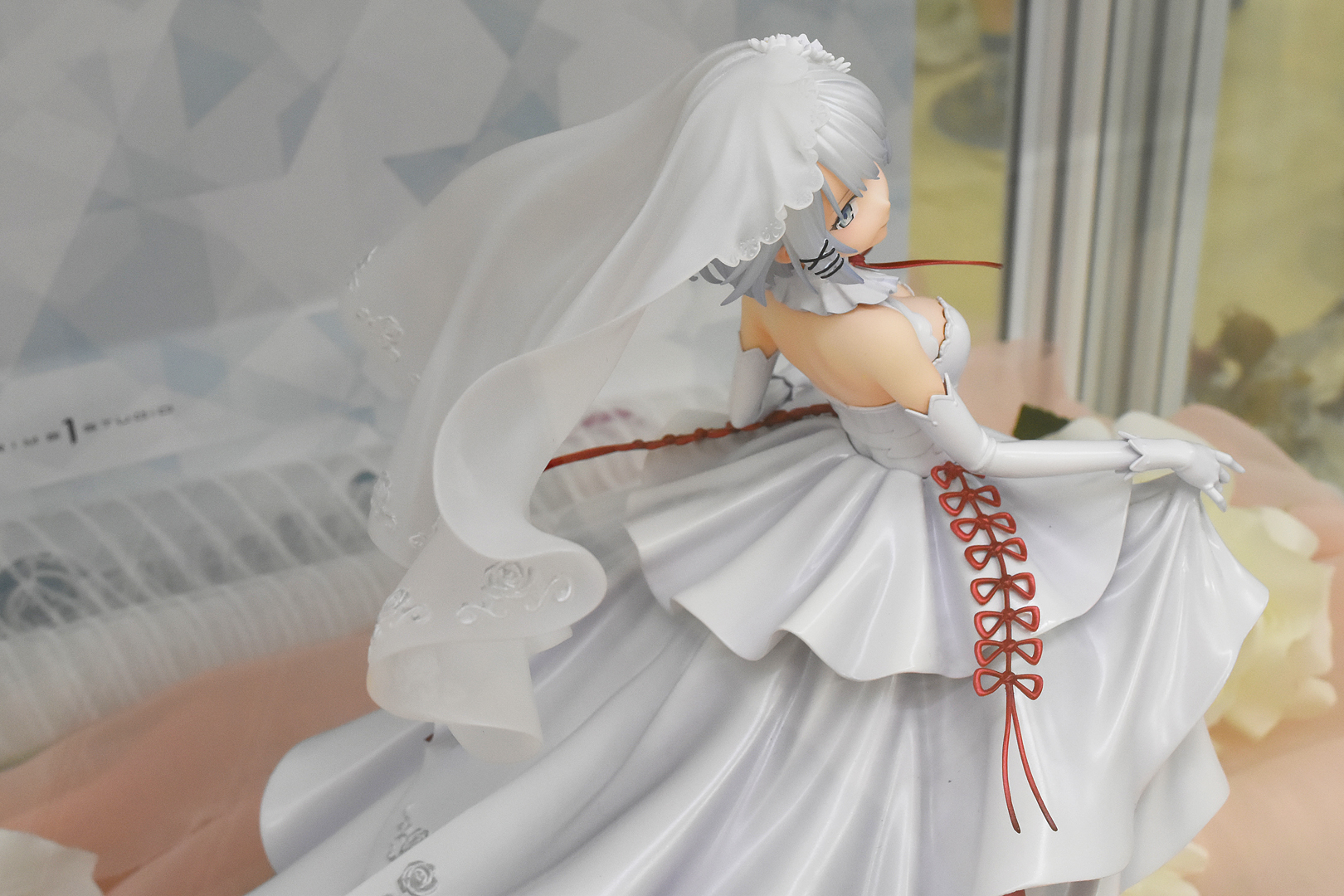 衣装には刺繍まで入っている作り込みの細かさ