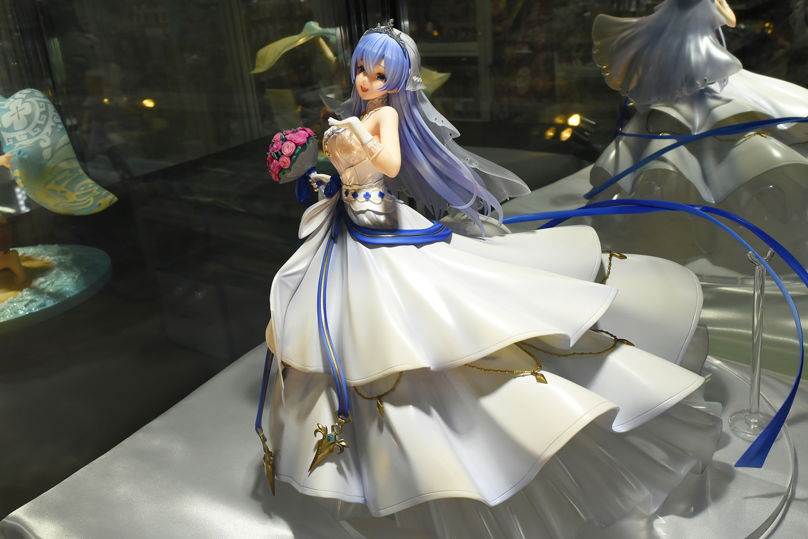 髪の毛や衣装からは強い躍動感を感じさせる