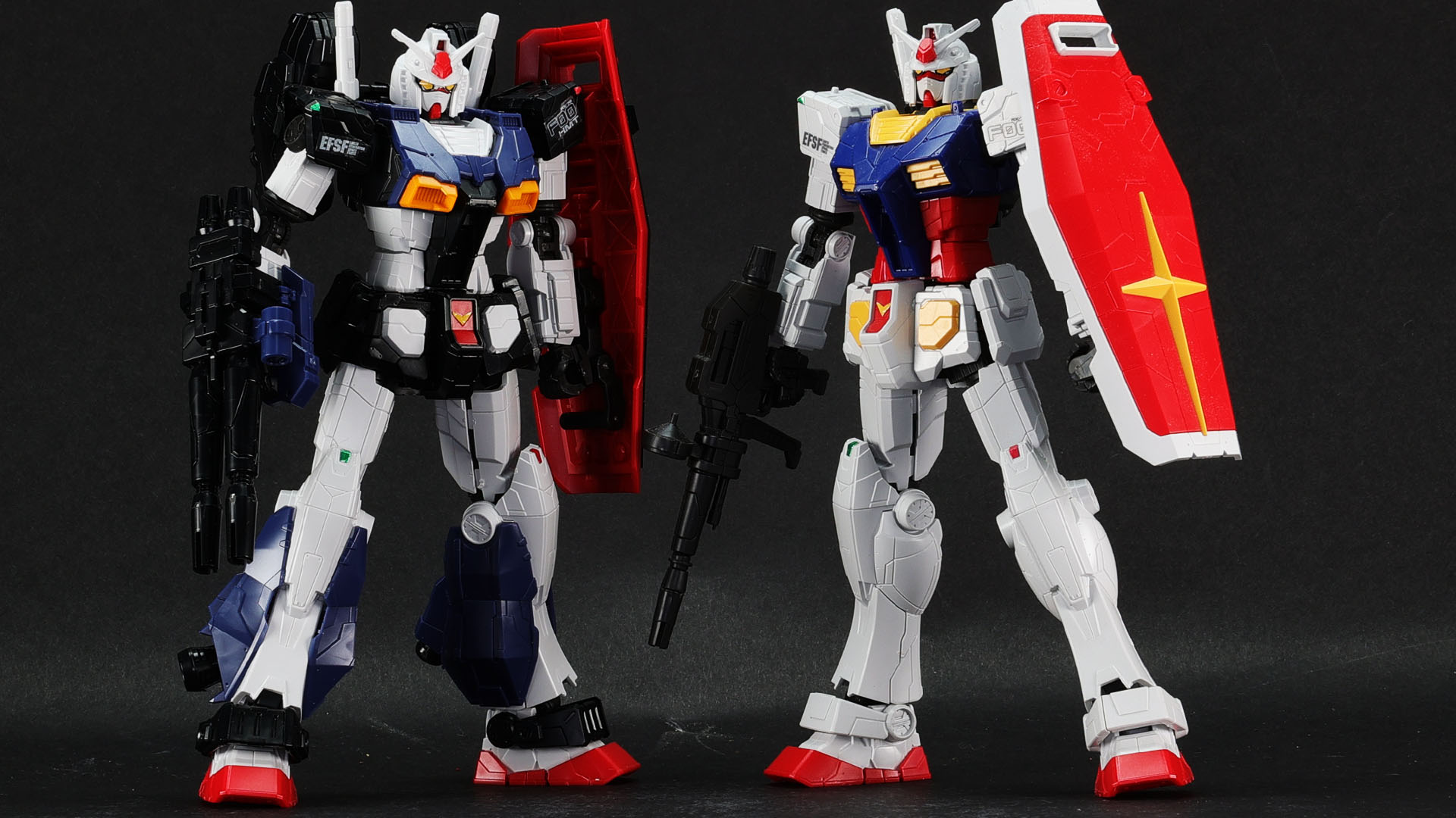 高機動型（写真左）は、F00ガンダム（写真右）のAIメモリーから得られたプロトタイプガンダムベースのカラーリングが採用されました