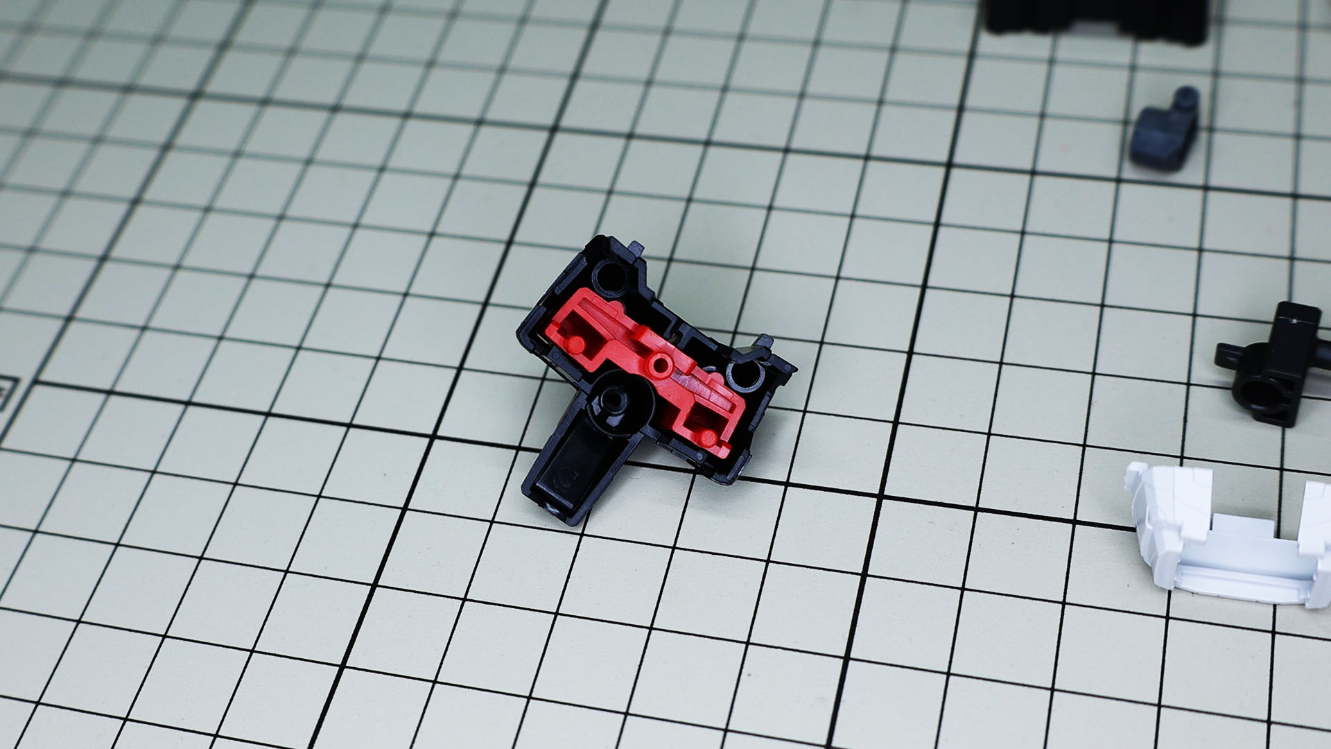 胸部裏側からダクトを埋め込みます。黒ボディに赤いダクトはプロトタイプガンダムのシンボルです