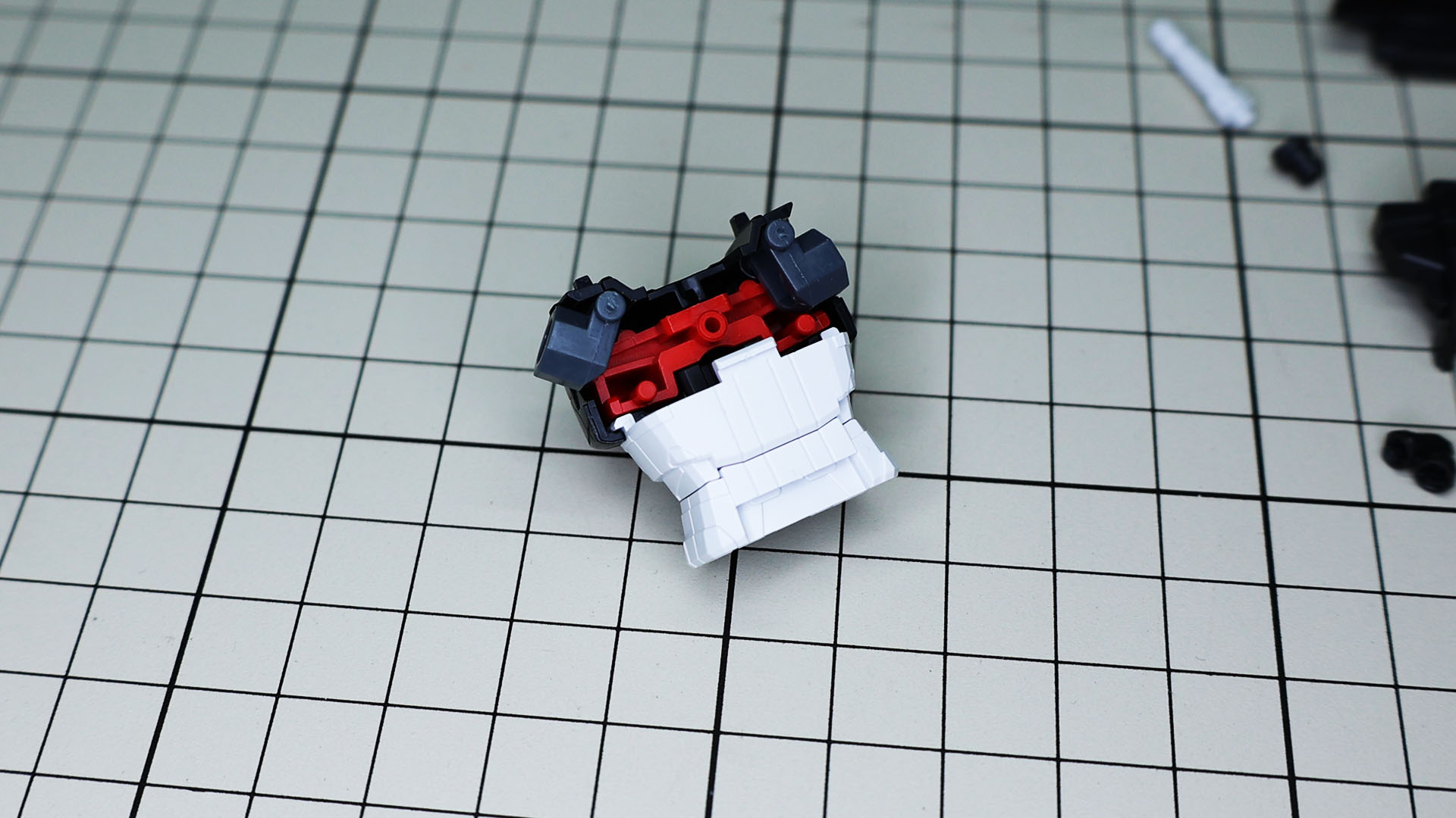 首元の襟パーツも白です