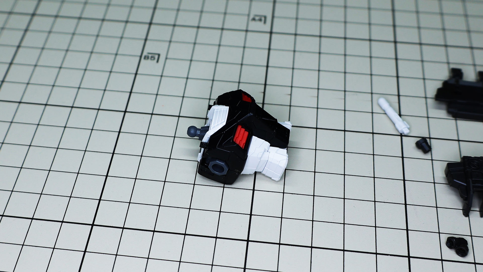 首元の襟パーツも白です