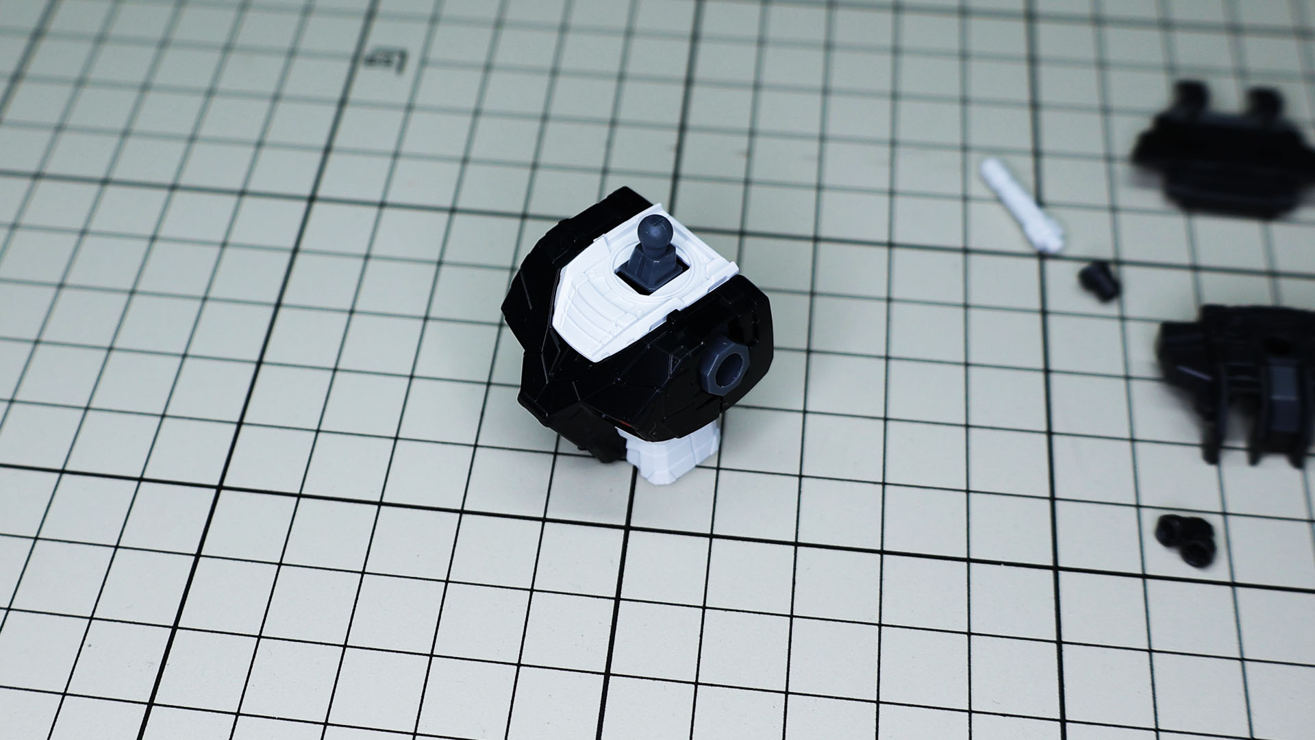 ランドセルのバーニアは2連バーニアが左右にあり、サーベルは基部と本体の2パーツ構成です