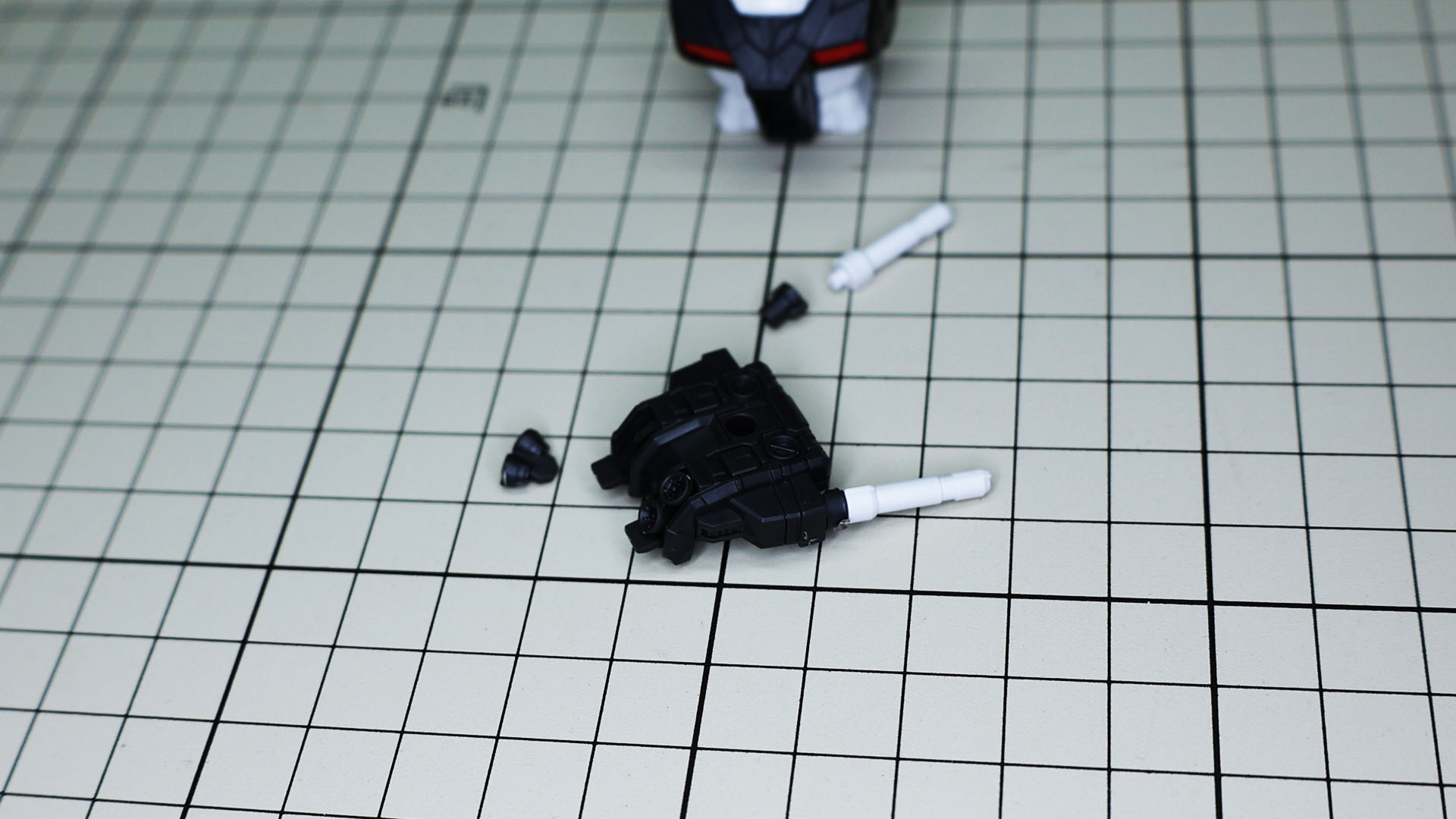 ランドセルのバーニアは2連バーニアが左右にあり、サーベルは基部と本体の2パーツ構成です