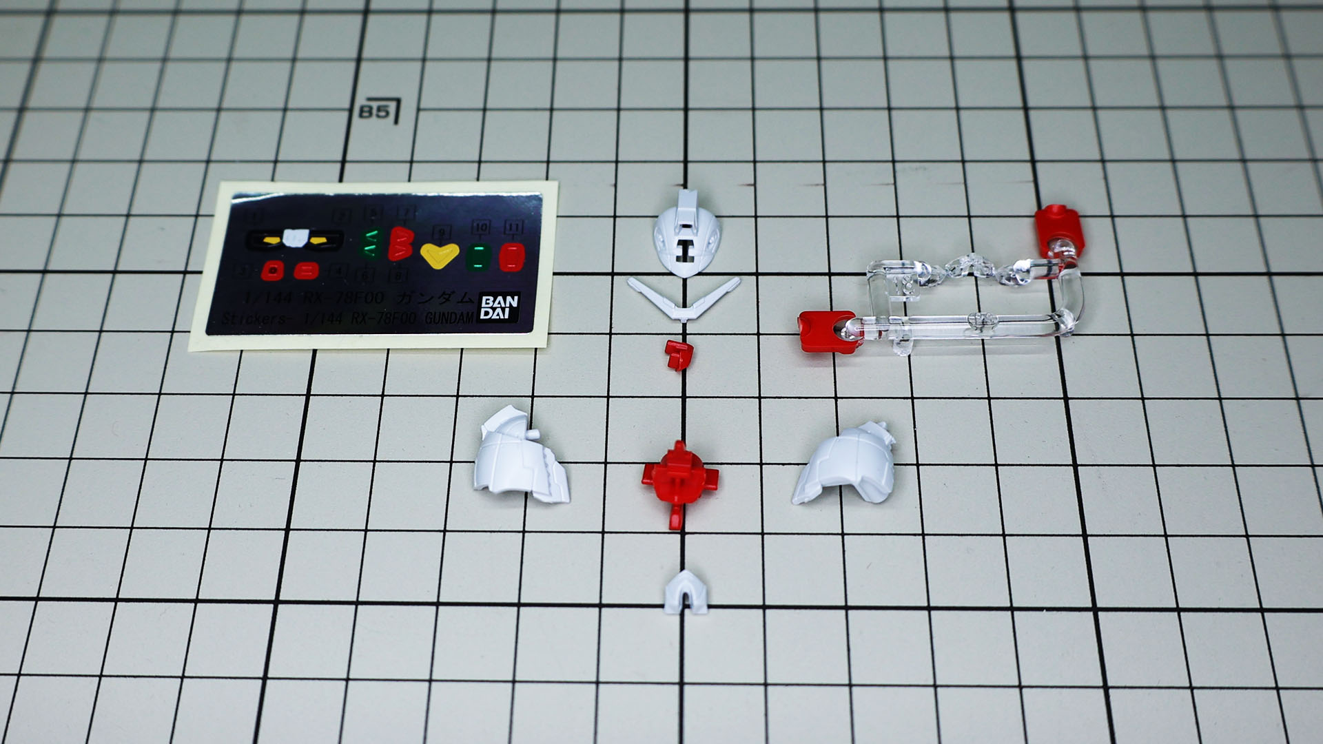 ツインアイのクリアーパーツは紛失防止のためランナーごと切り出しています