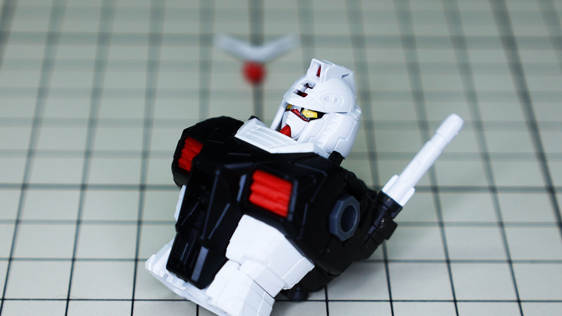 飛んでいかないようにボディに組付けてから……