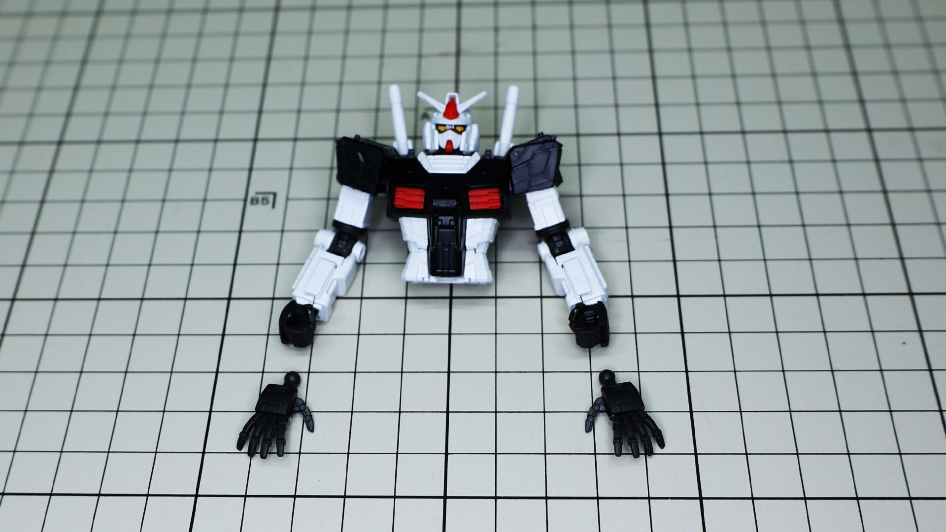 プロトタイプガンダムの前腕は黒なのですが、高機動型は白になっています