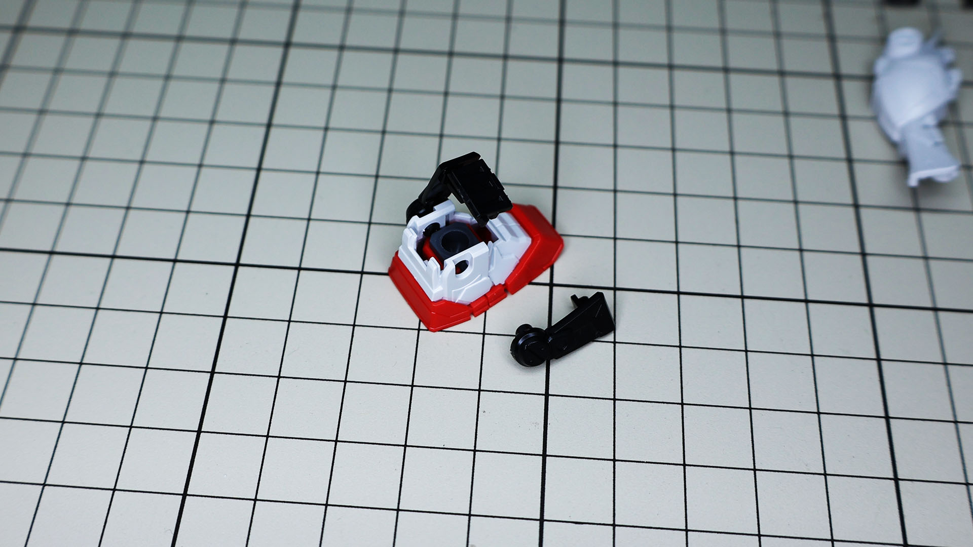 見どころのアンクルアーマーは前と左右の3パーツ構成になっています