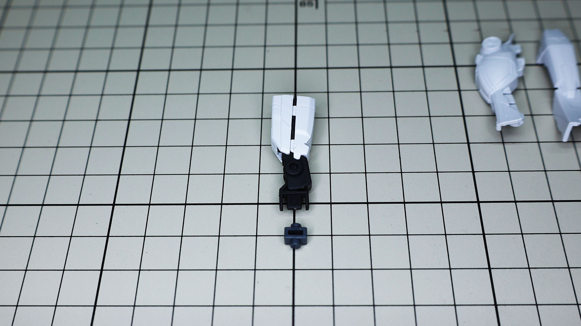 大腿部は前後から装甲をかぶせます