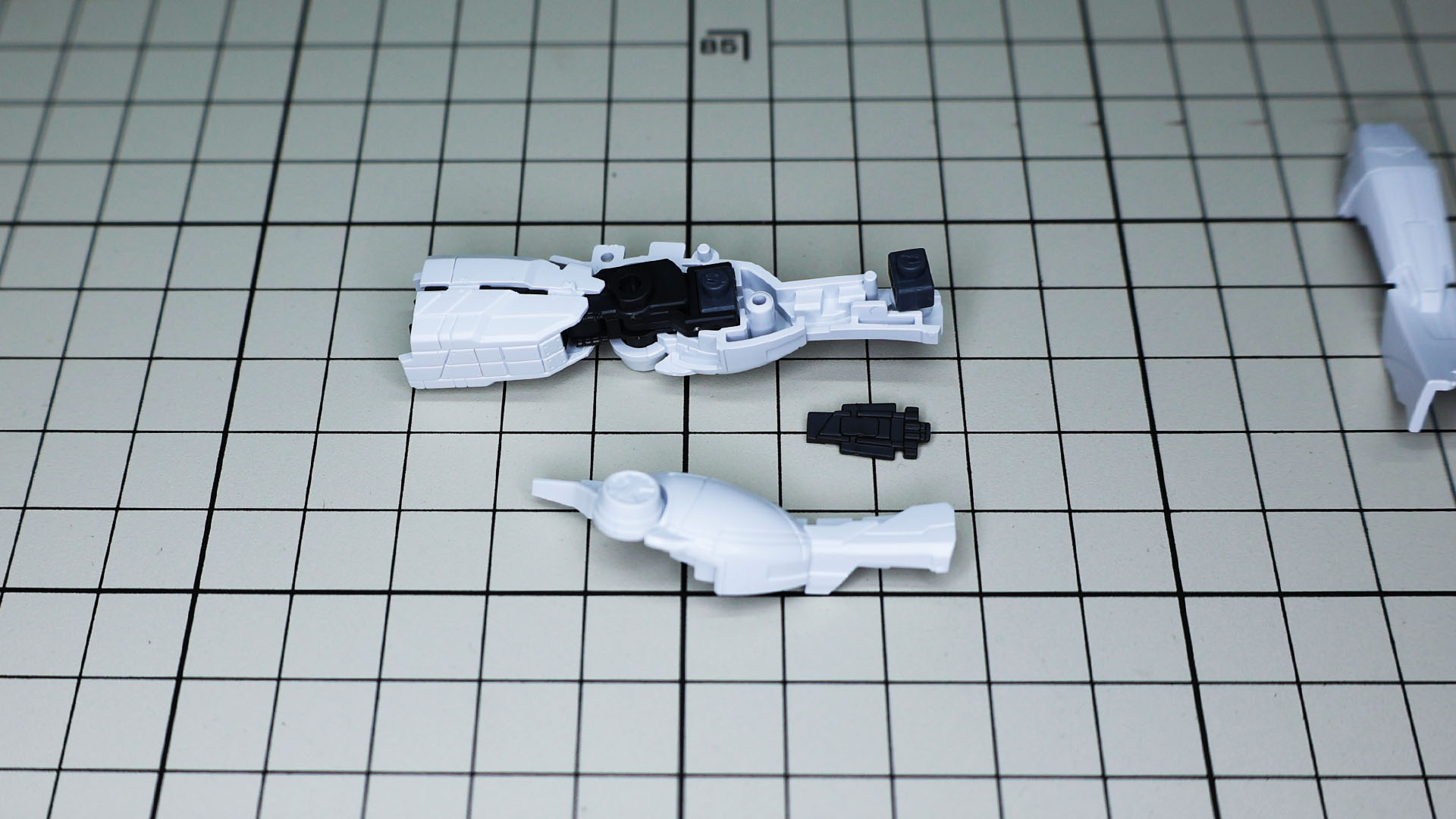 それを膝下脛部に組み込みます。凝ったフレームは使わずに2重関節を生かせる構造です