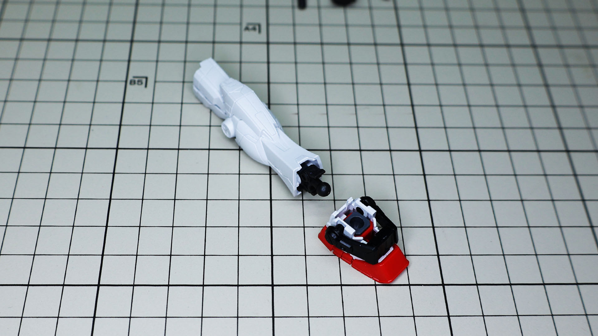 脚部本体とソールをドッキングさせれば組み上がります