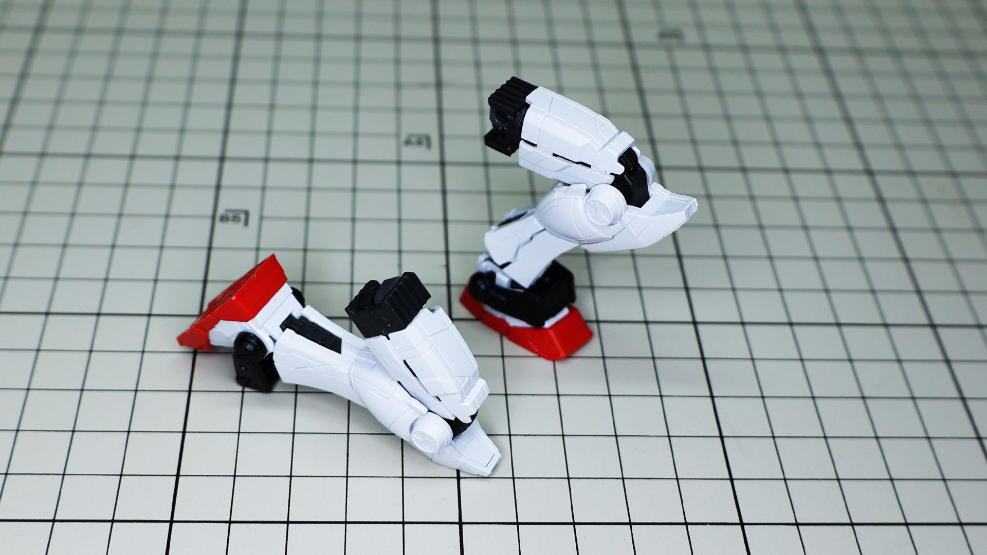 膝アーマーには航空識別灯がシールで再現されます。左が赤、右が緑です