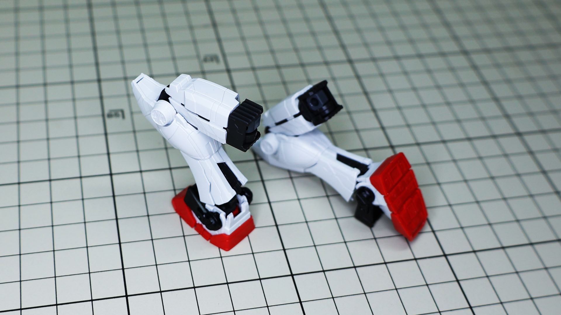 膝アーマーには航空識別灯がシールで再現されます。左が赤、右が緑です