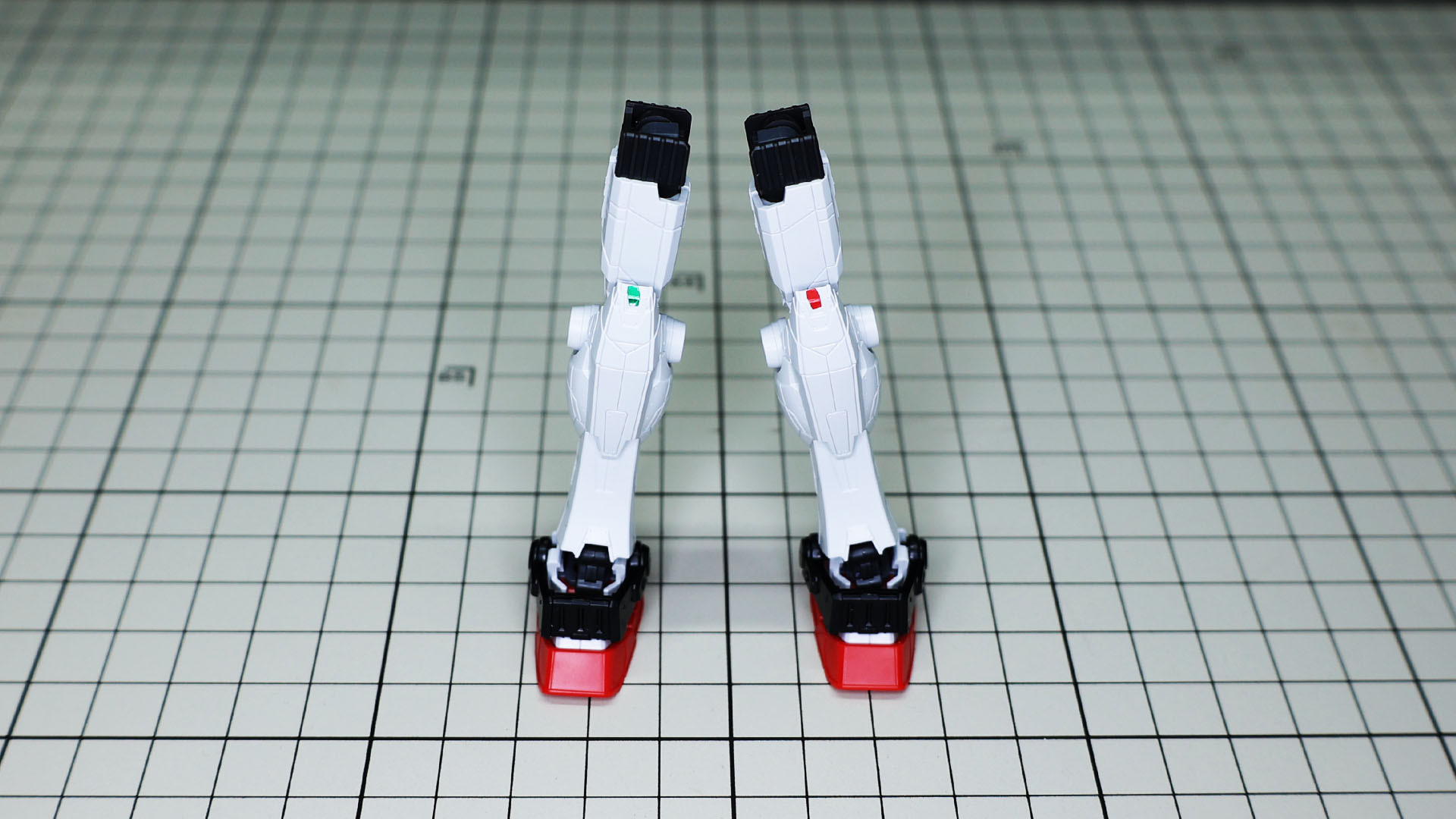 膝アーマーには航空識別灯がシールで再現されます。左が赤、右が緑です