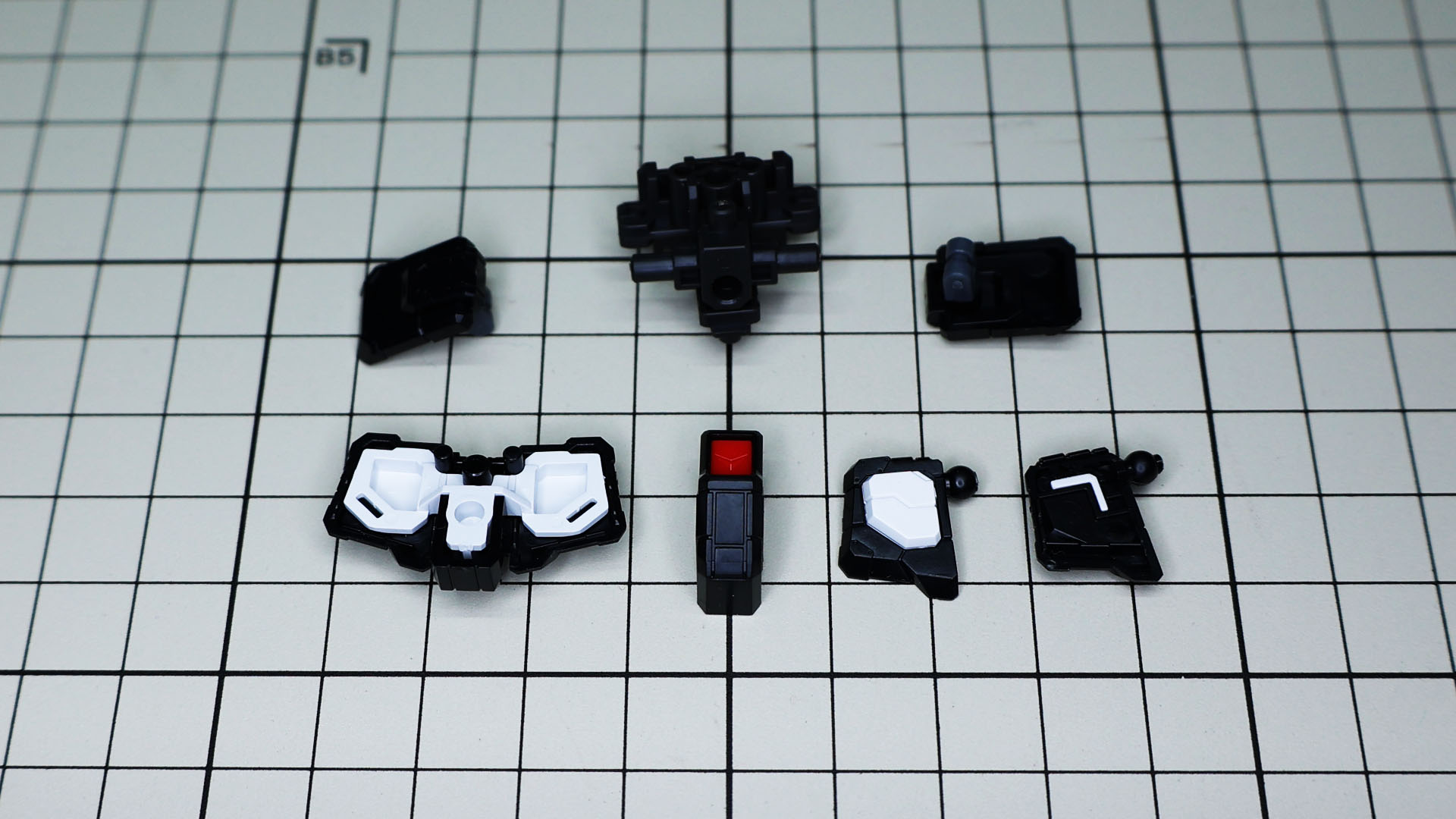 前後のアーマーは黒い装甲に白のヘリウムコアを組付けます。フロントは組付け時に間違わないL字の接続設計になっています