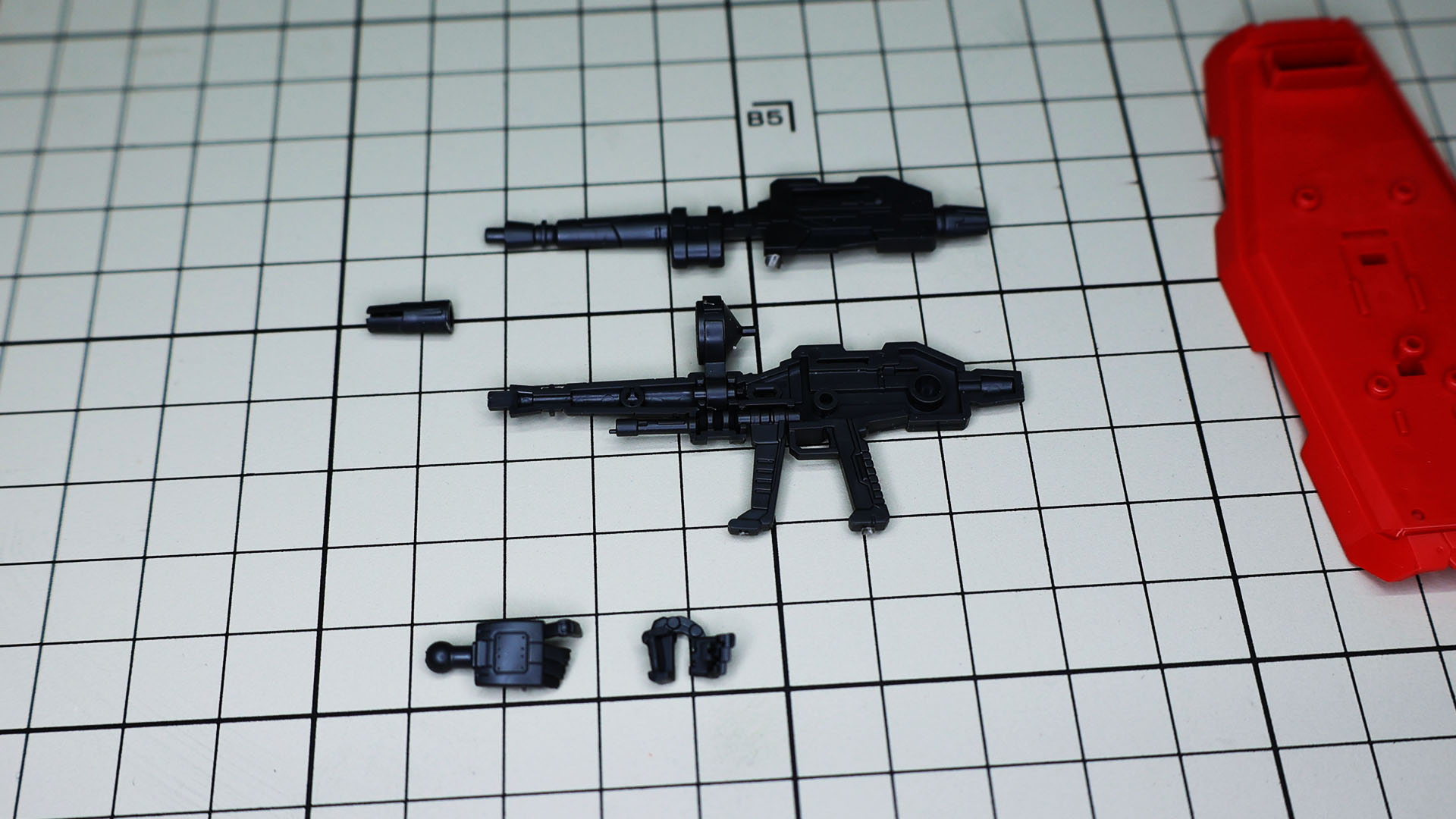 スコープとフォア・グリップを左右からジャケットで挟み込みます