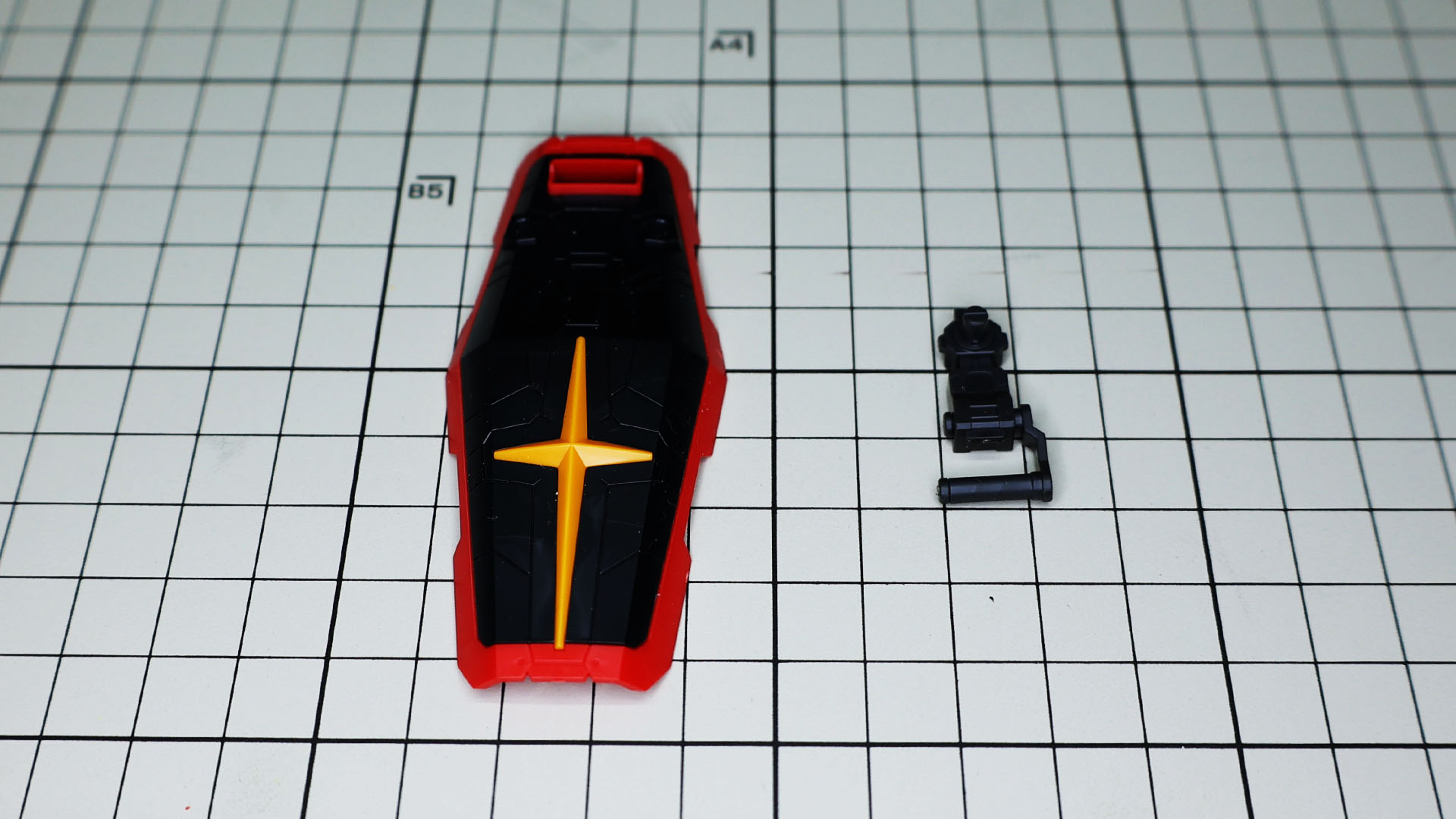 シールドも単純に十字マークを表裏パーツで挟むだけです。