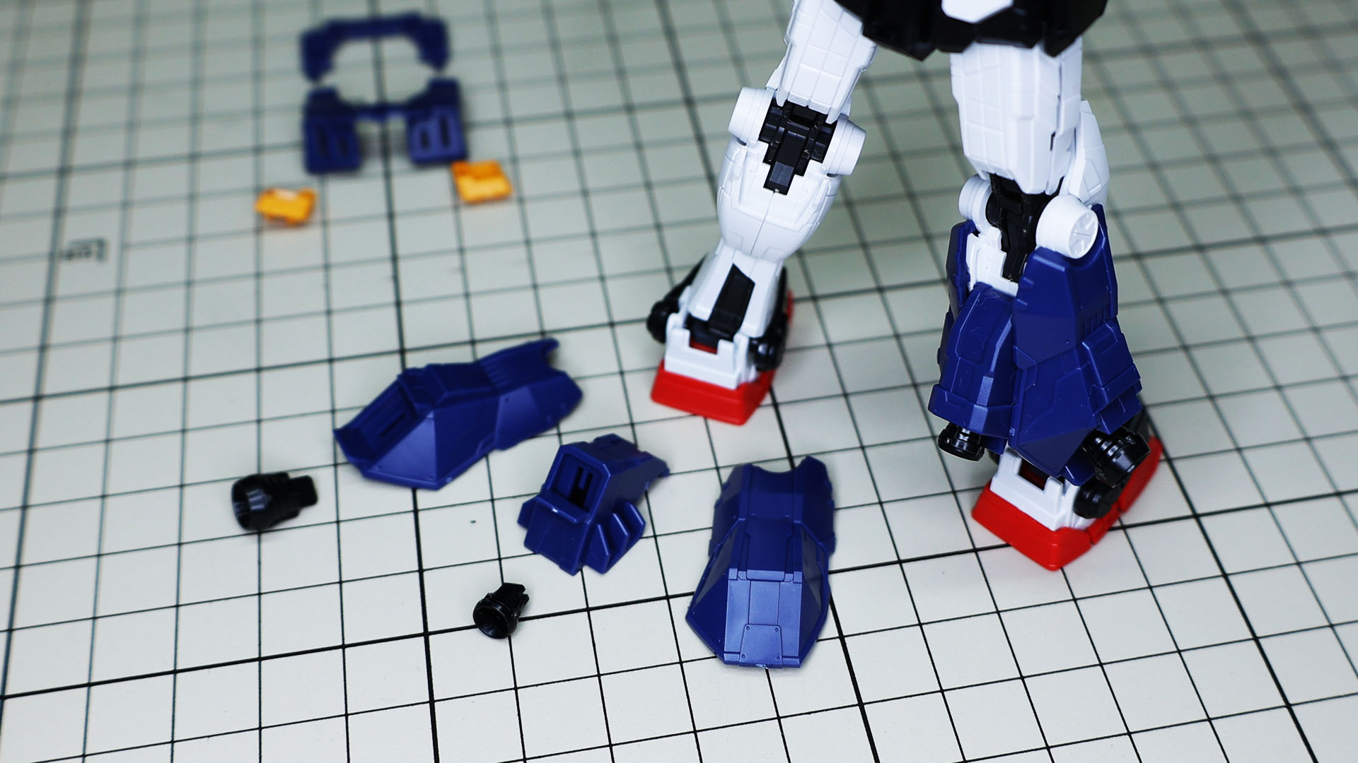 脚部補助バーニアは中央のブロックをサイドのプロペラントと思わしきパーツで固定します