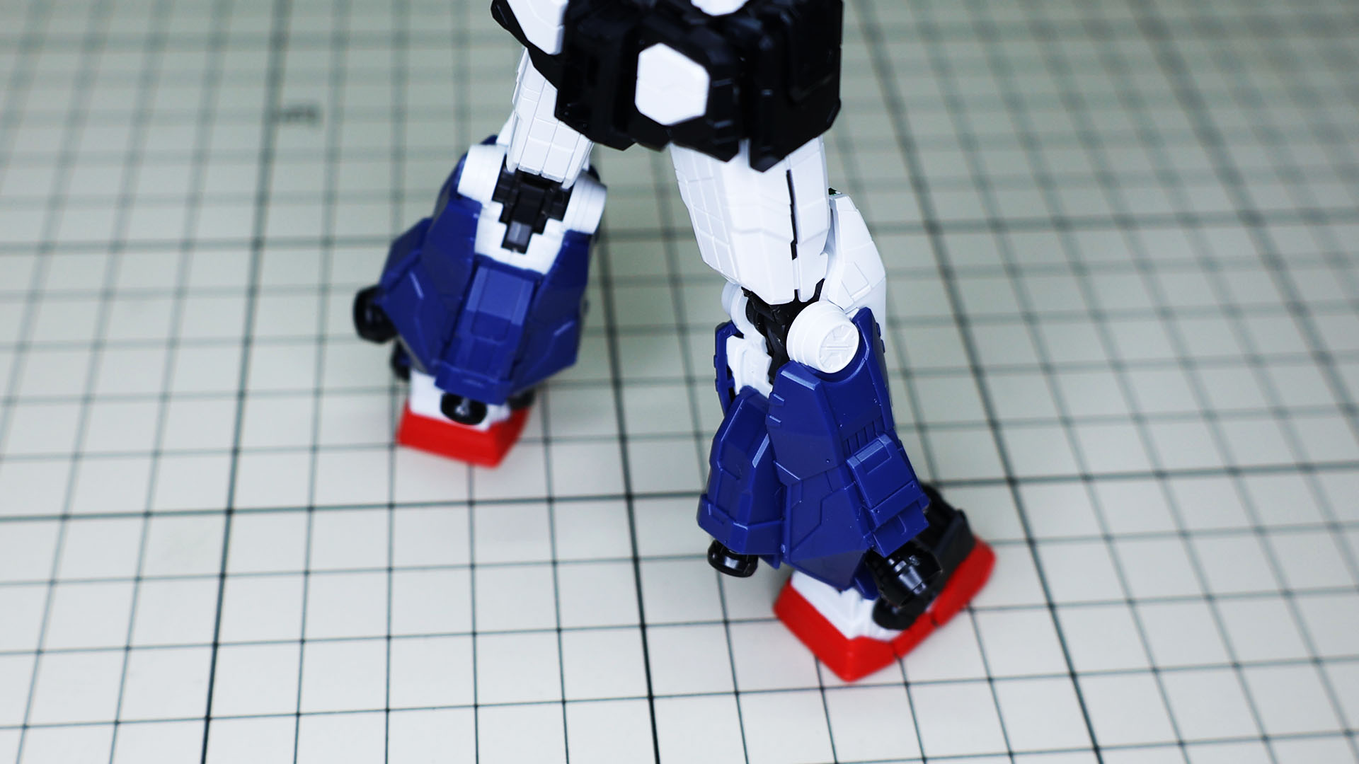 ボディには簡易的な増加装甲を取り付けます。いったん頭部を取り外します