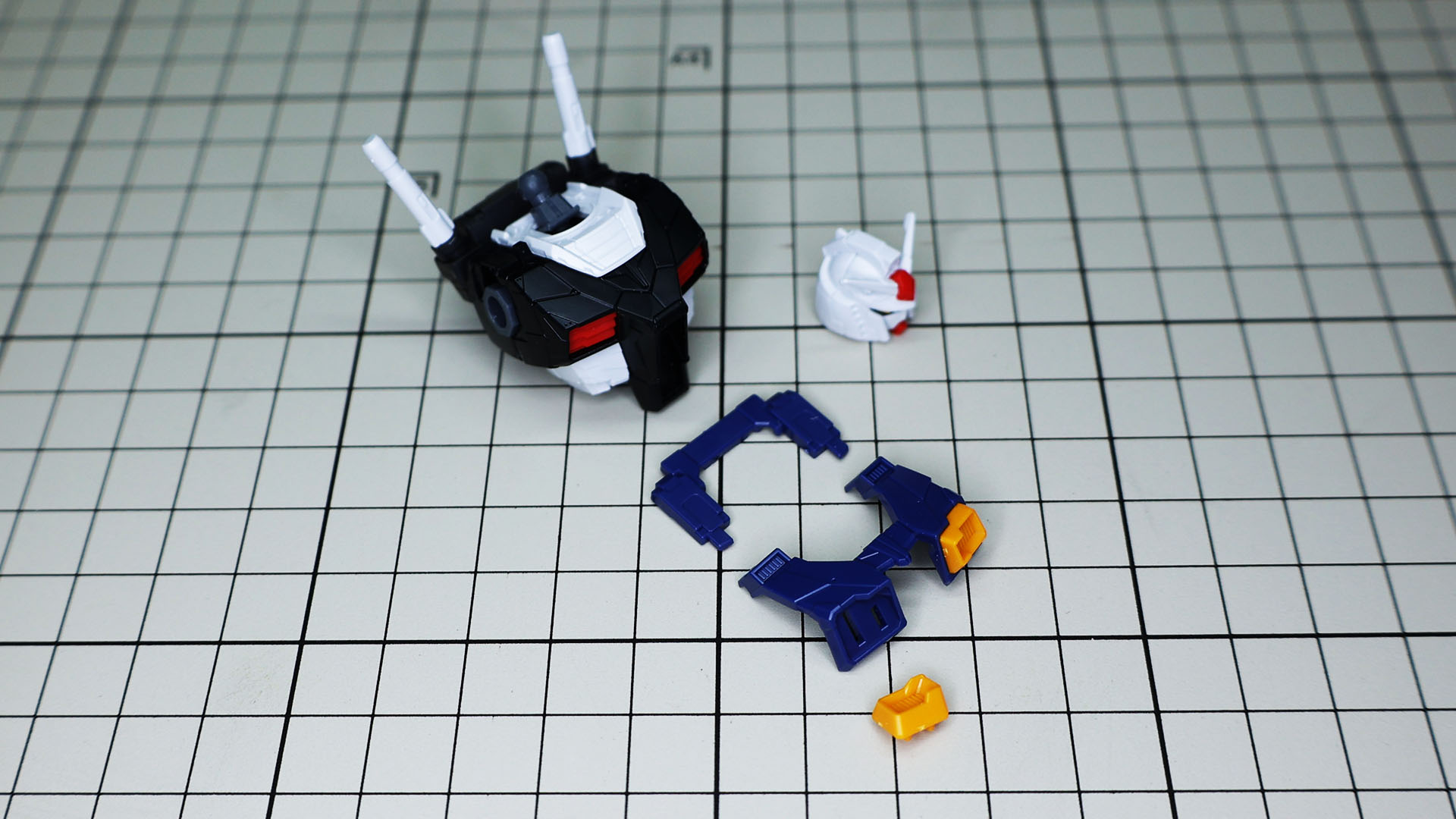 ボディには簡易的な増加装甲を取り付けます。いったん頭部を取り外します