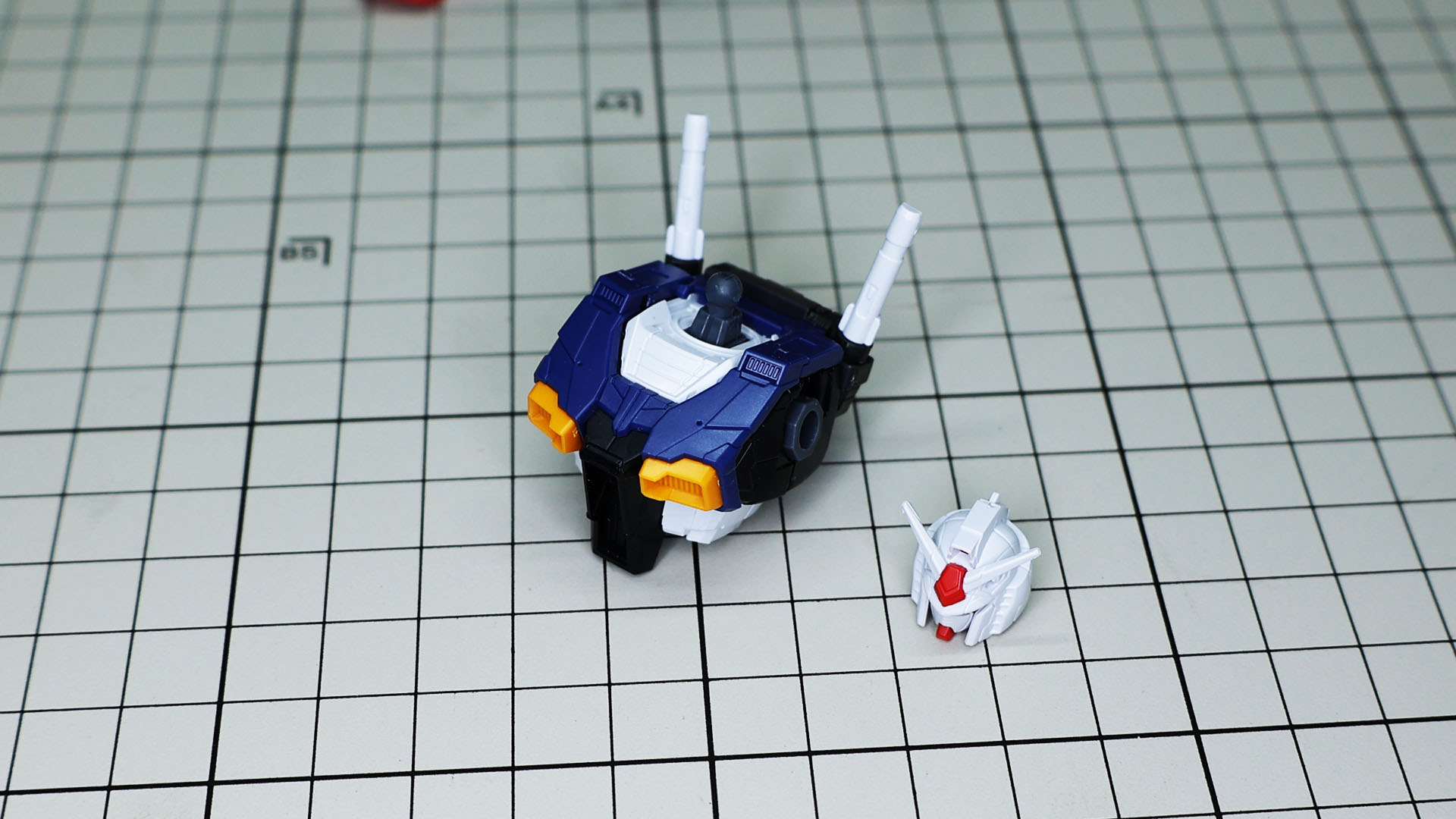 ビーム・ライフルから銃器用ハンドを取り外してダブル・ビーム・ライフルに付け替えます