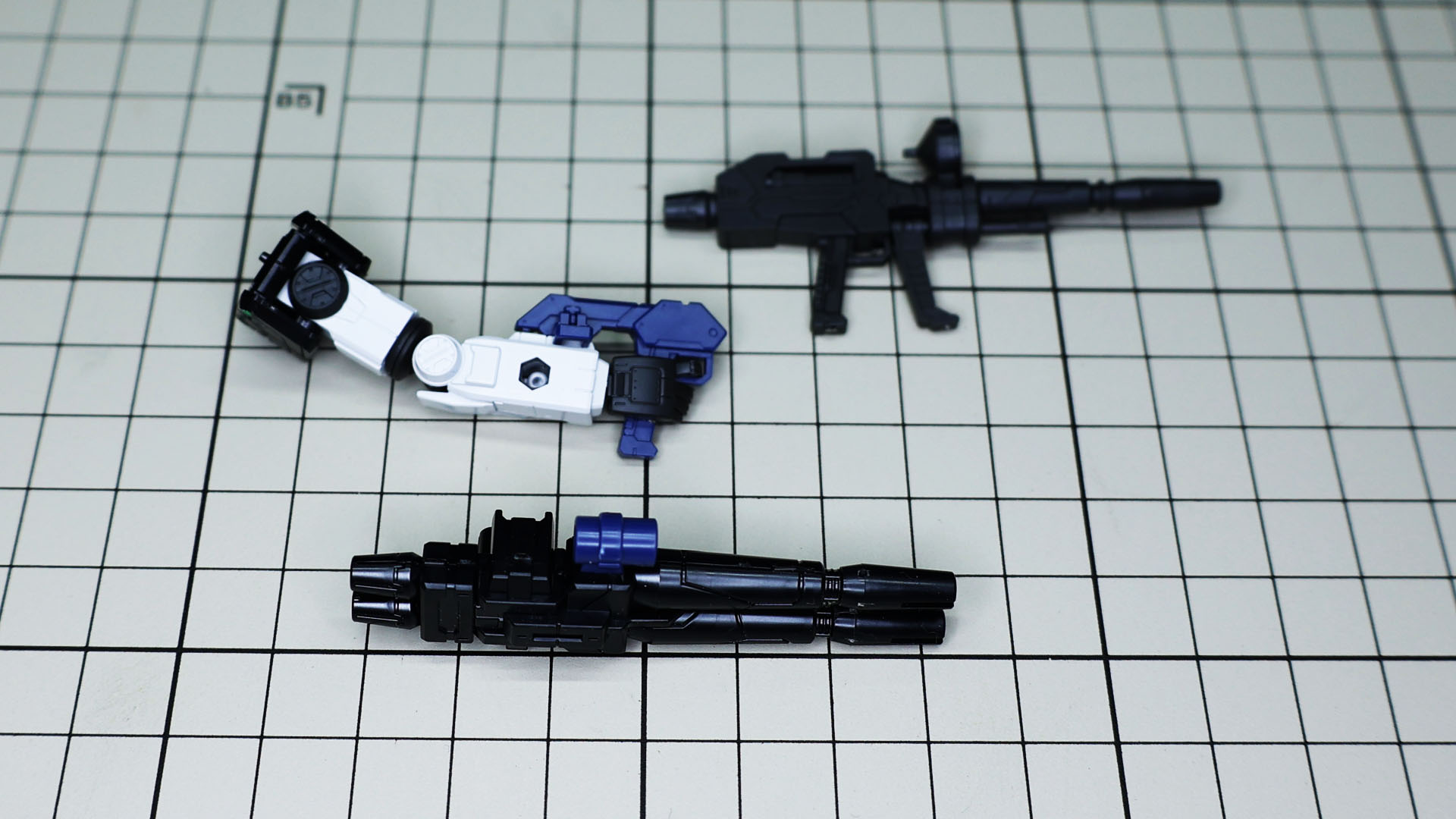 ビーム・ライフルから銃器用ハンドを取り外してダブル・ビーム・ライフルに付け替えます