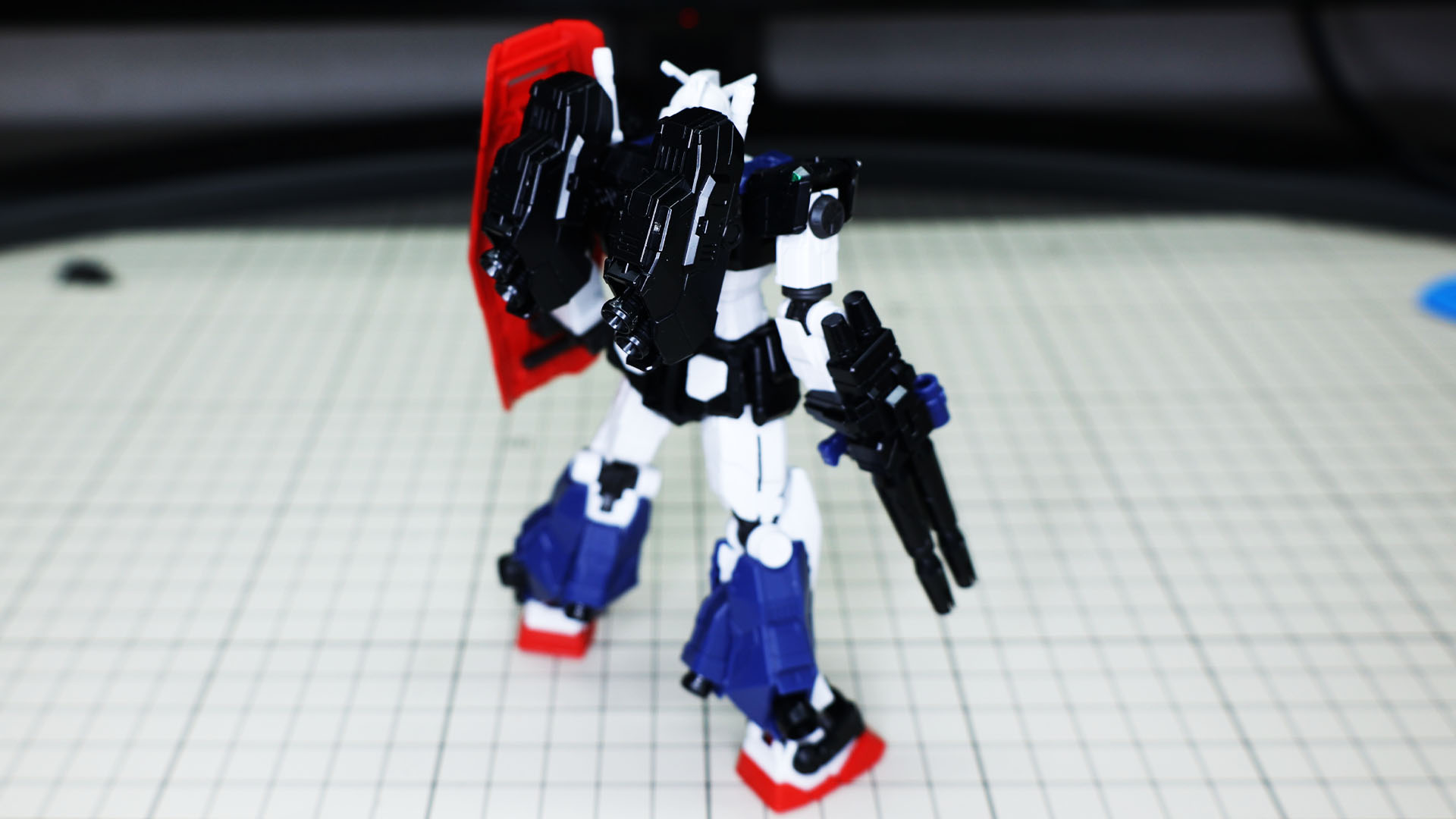 右肩にEFSF、左肩にRX-78F00HMTのマーキングシールを貼り付けました