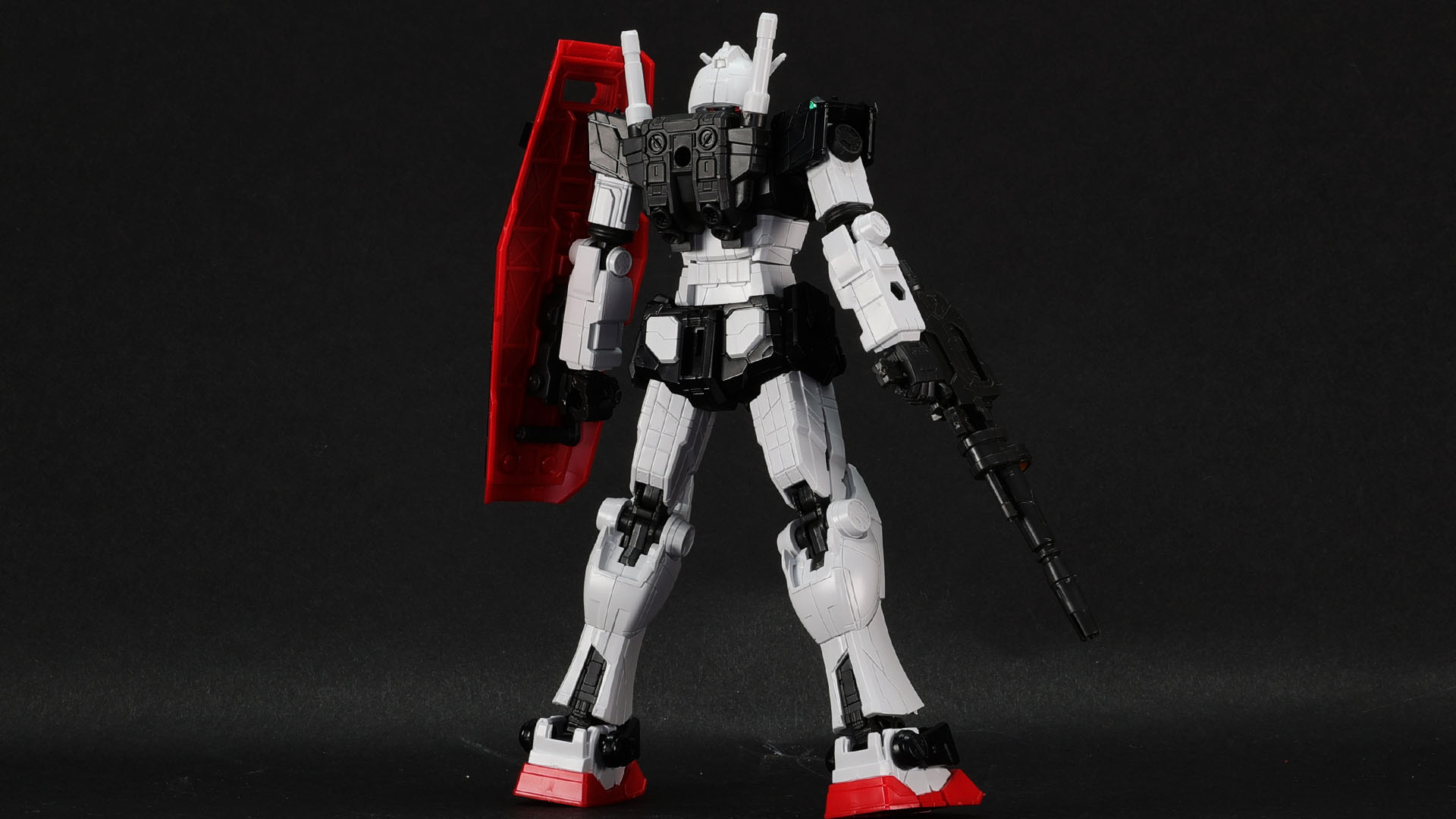 胸部簡易増加装甲のダクト部はなかなかのディテールが与えられています