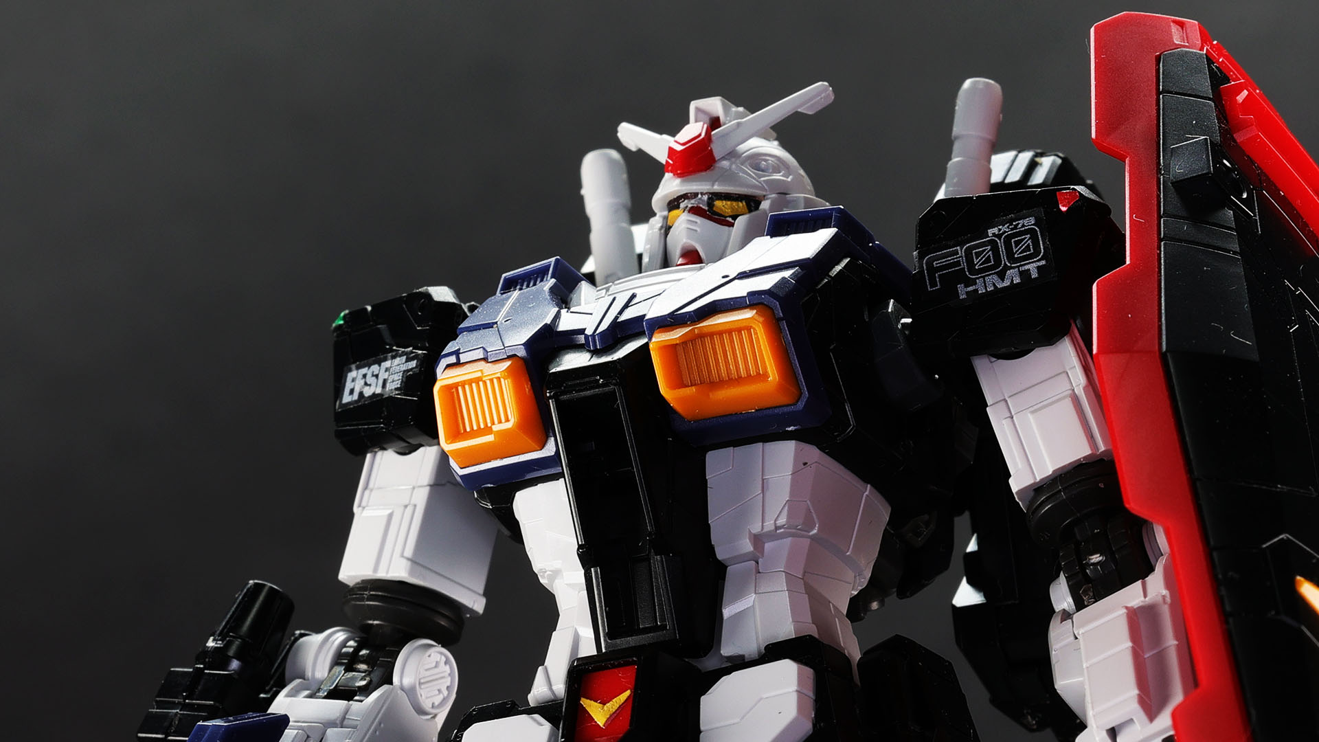 胸部簡易増加装甲のダクト部はなかなかのディテールが与えられています