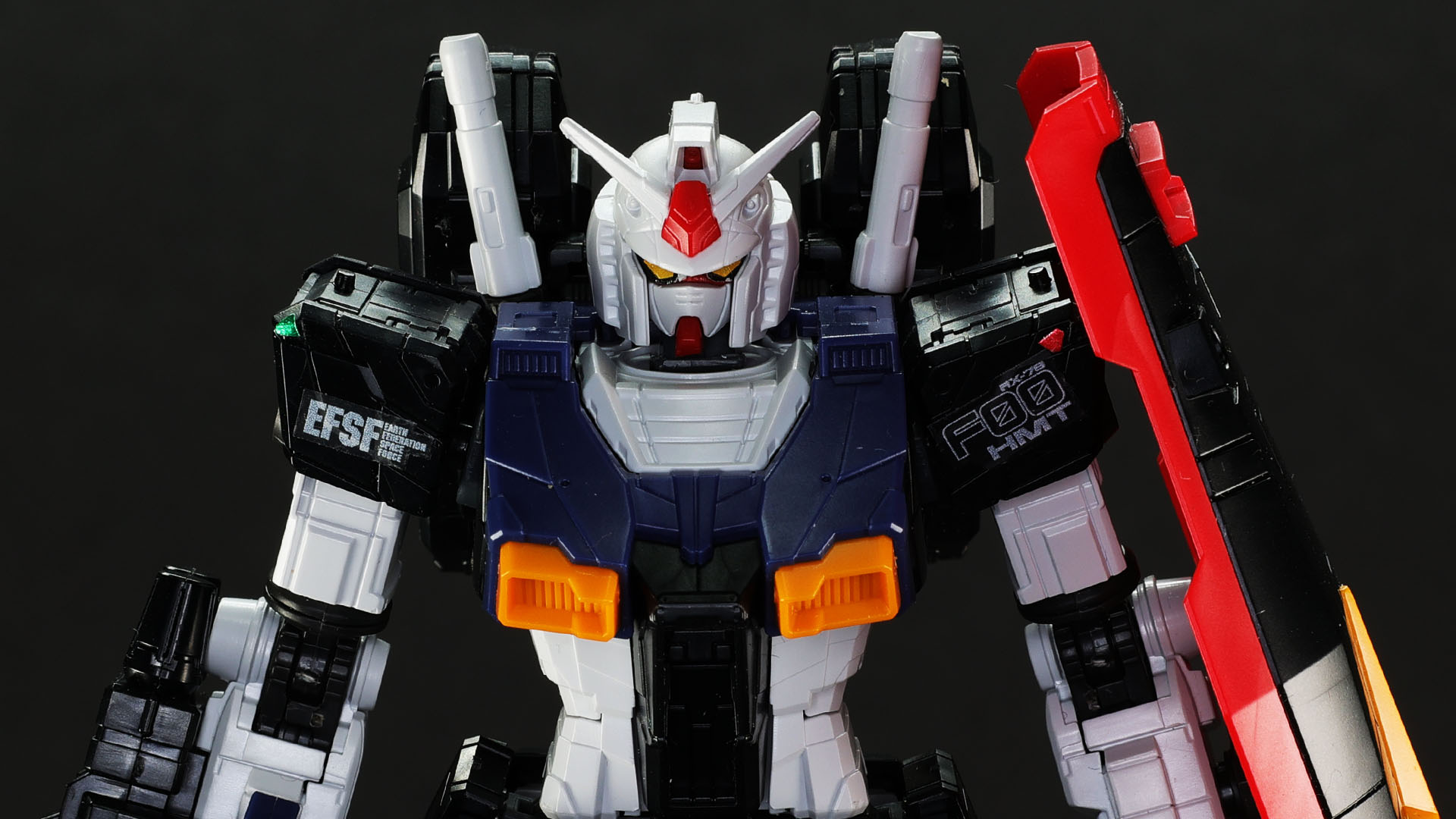 さらに青系にすることで素体のトリコロールをも想起させます