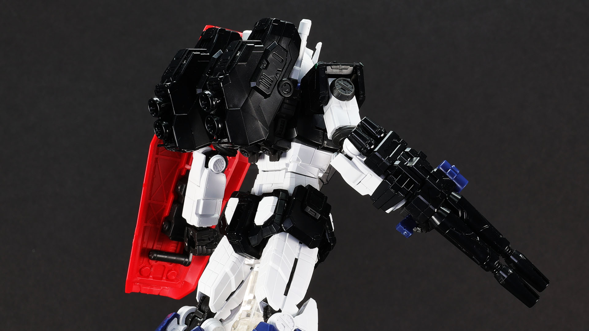 沈みがちな黒の部分にもディテールがたくさん与えられています