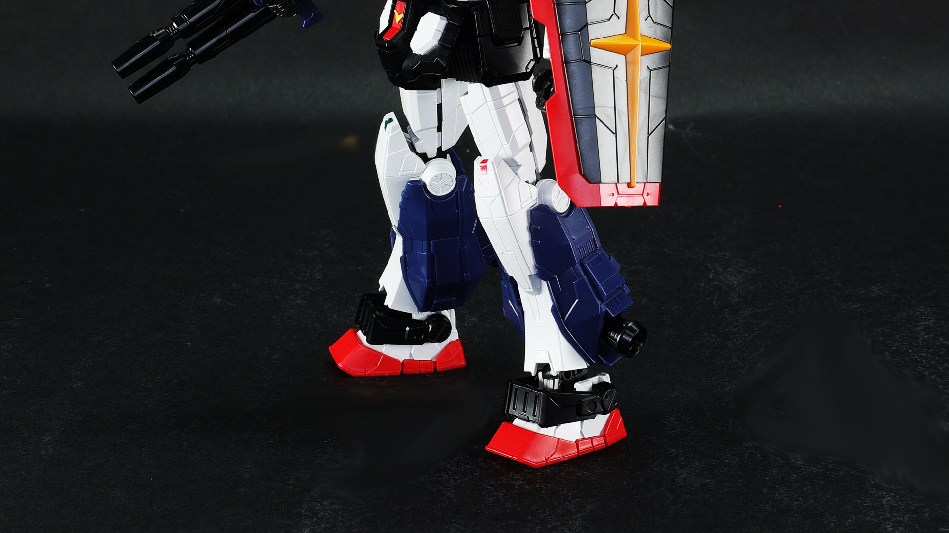 アンクルガードにはスリット入り！