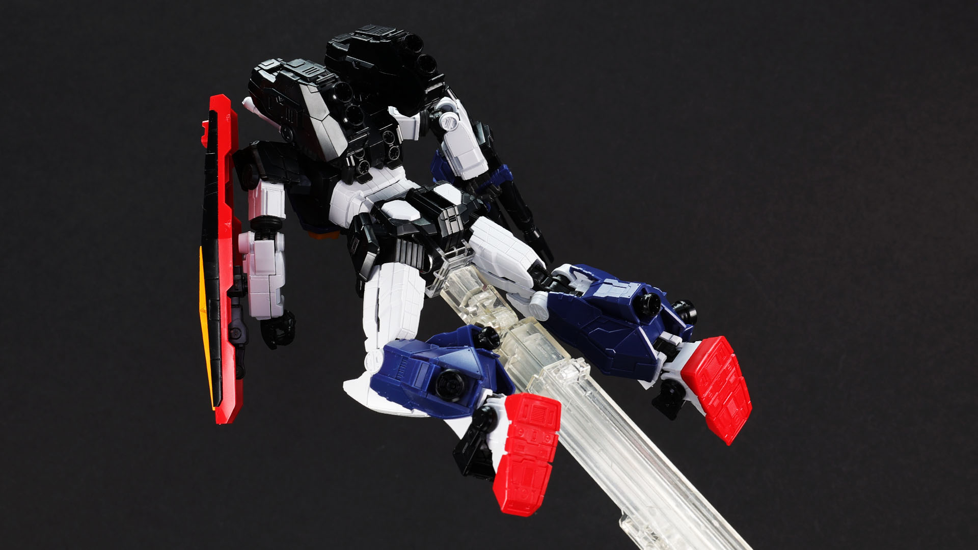 全部で12基ものバーニアを装備する高機動型ガンダム