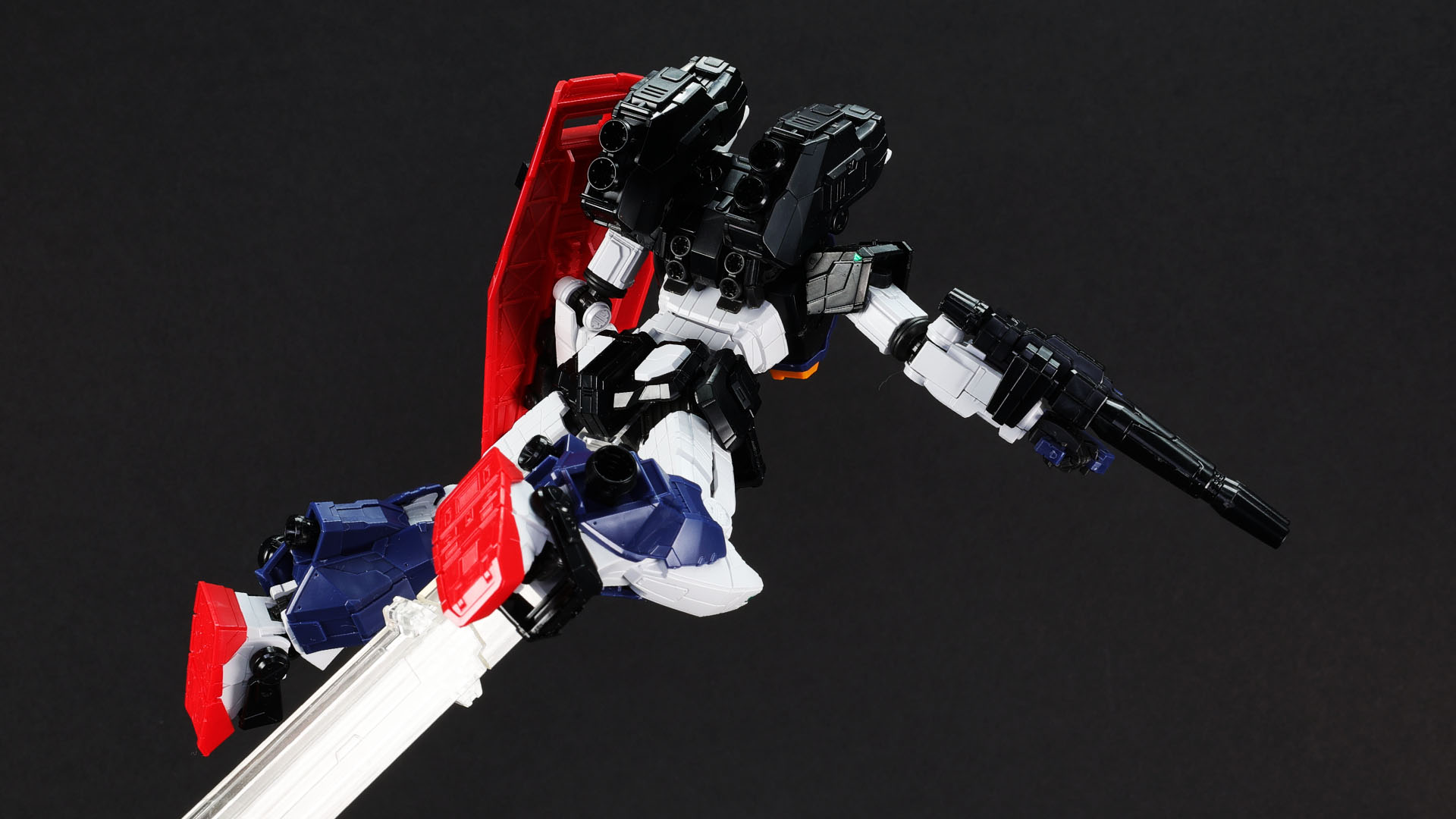 盛り上がった胸部の簡易増加装甲がマッシブなイメージを演出します