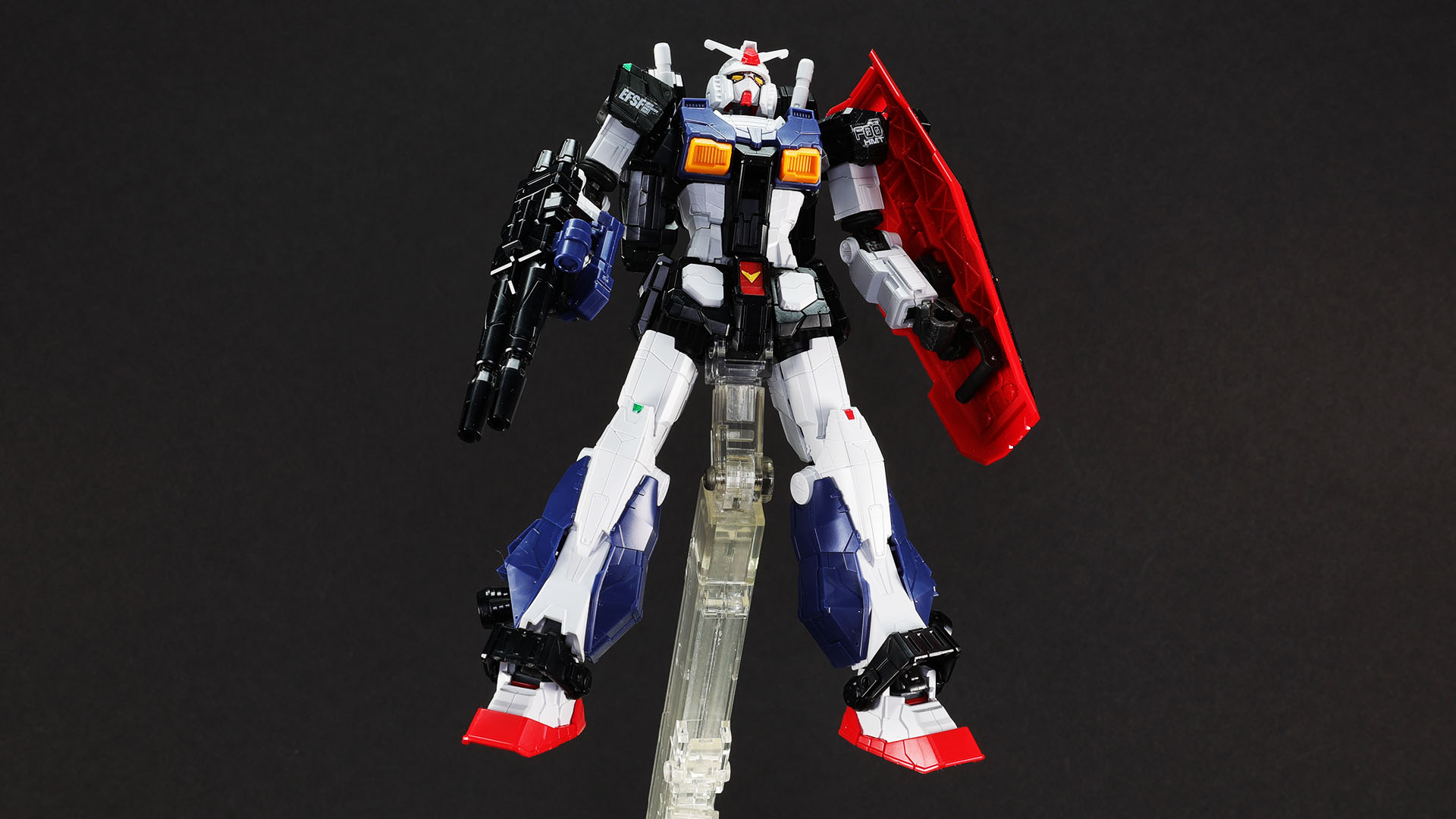 盛り上がった胸部の簡易増加装甲がマッシブなイメージを演出します