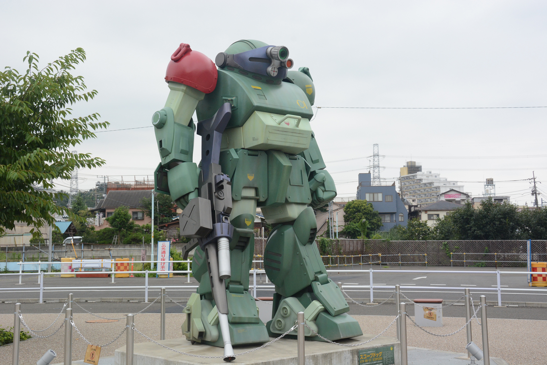 内部に人が搭乗するデザインだが、やはりコクピットはかなり小さい。杉山氏はドイツの博物館でメッサーシュミットのコクピットに座ったことがあるそうだが、抜け出せなくて大変だったとのこと