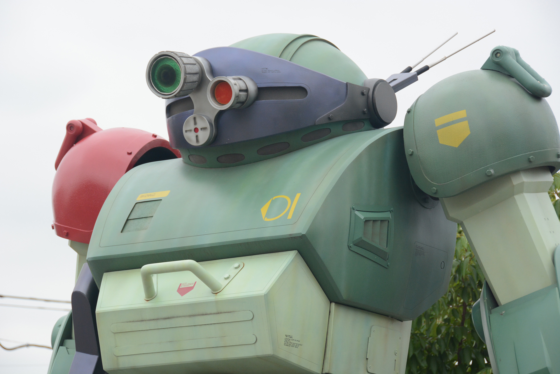 内部に人が搭乗するデザインだが、やはりコクピットはかなり小さい。杉山氏はドイツの博物館でメッサーシュミットのコクピットに座ったことがあるそうだが、抜け出せなくて大変だったとのこと