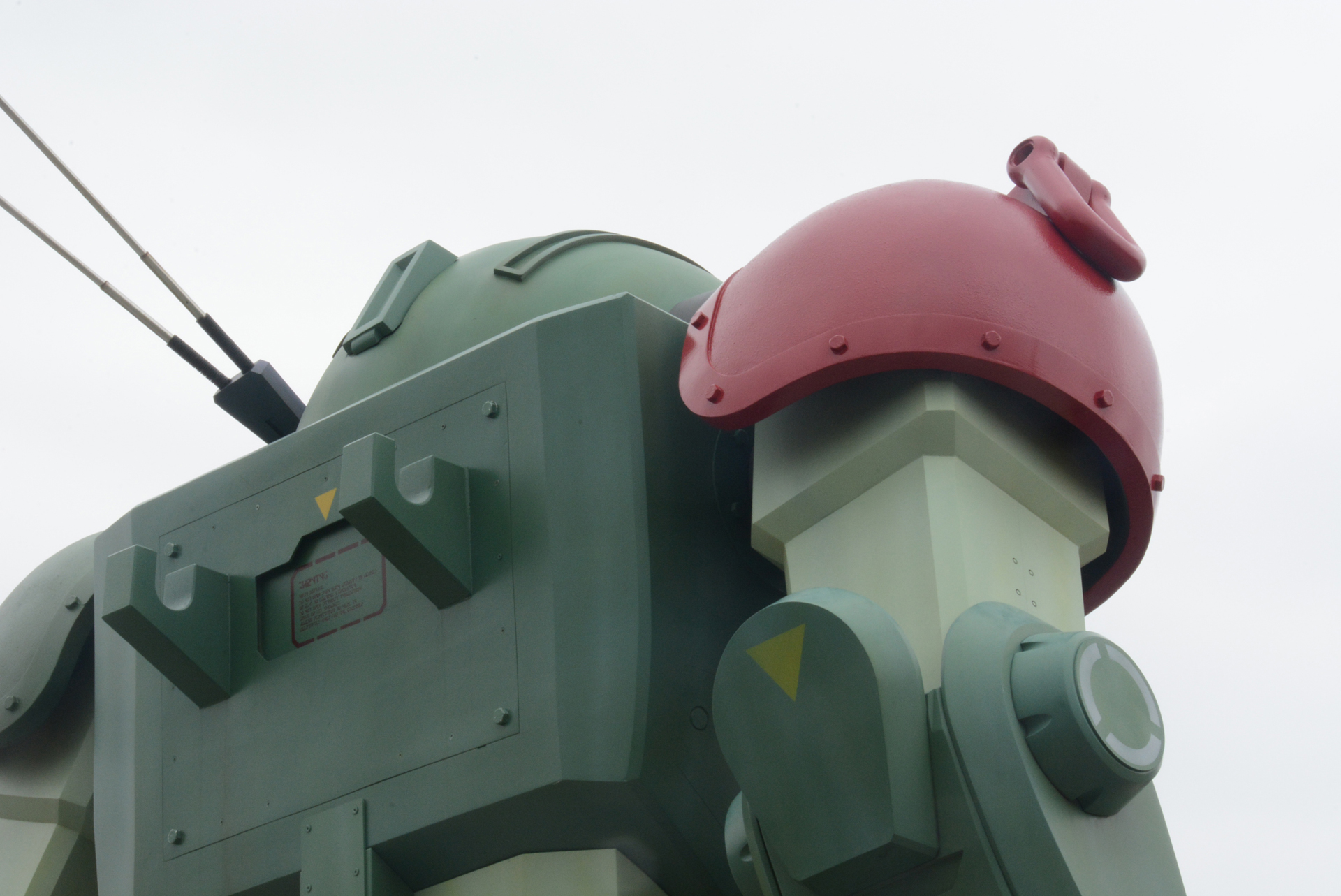 背中には様々な追加装備を接続できるコネクターがある