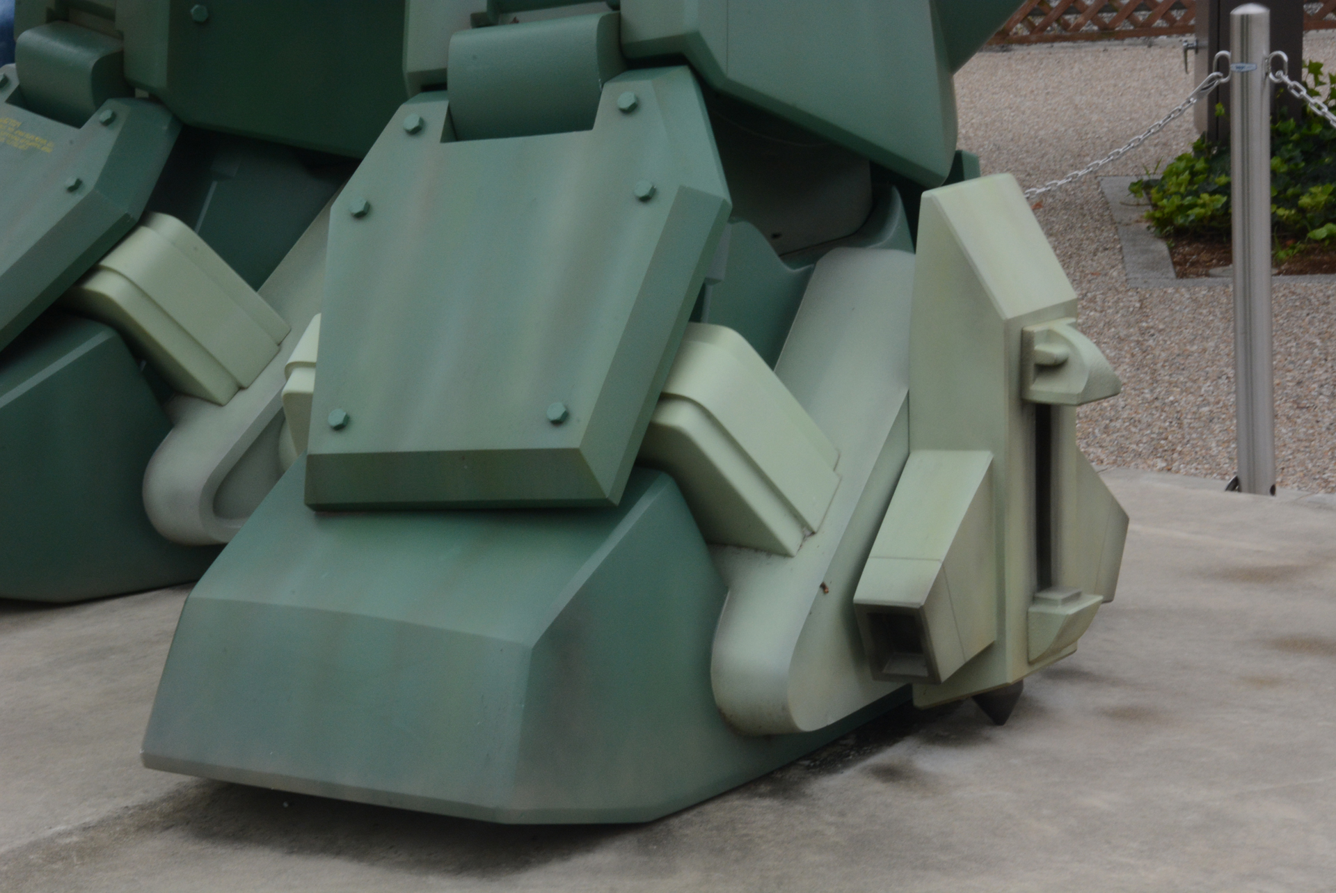 足の外側に着いているのがターンピック。杭を地面に突き刺すことで、これを支点に高速旋回するのだ