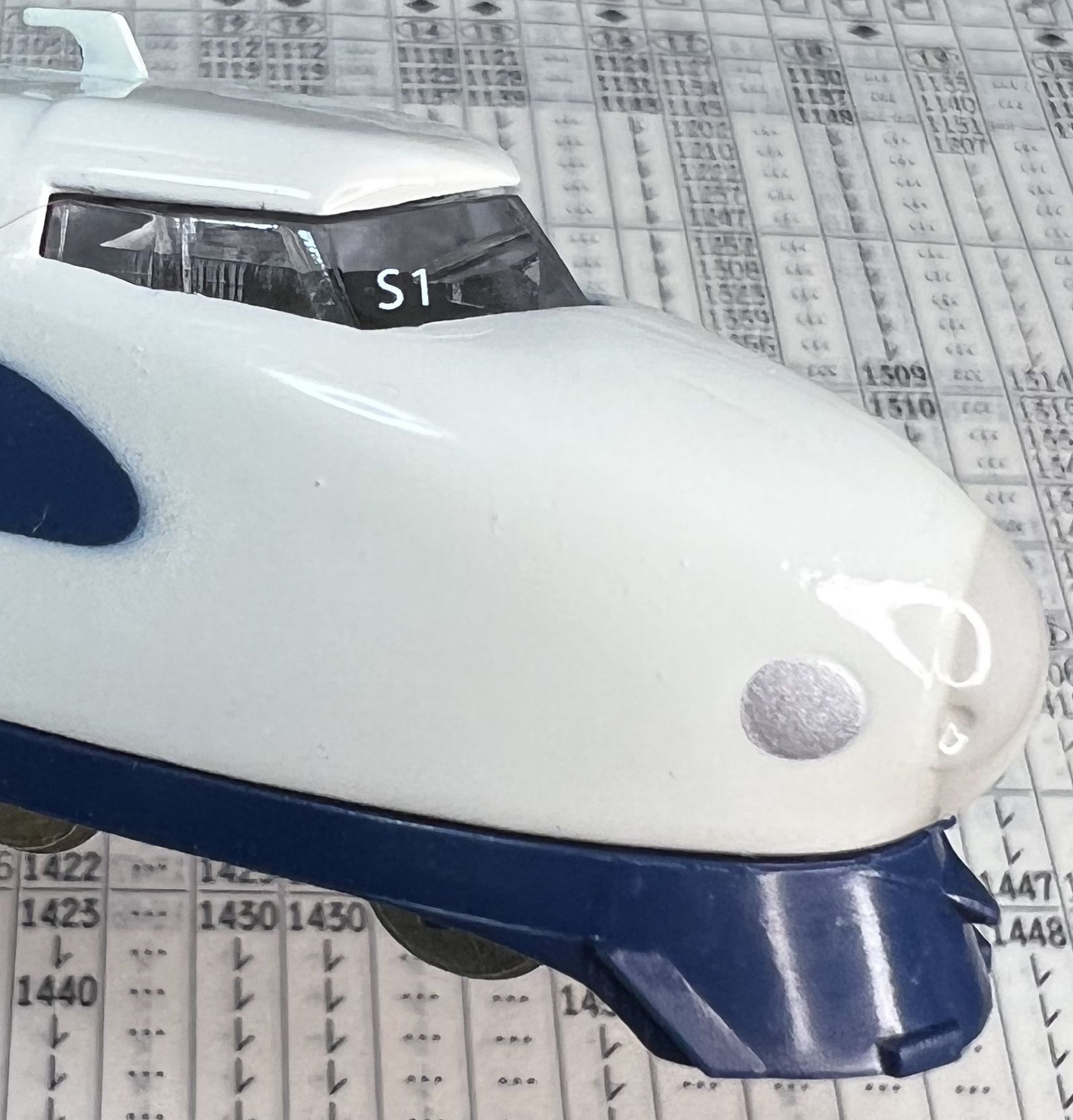 「ダンゴ鼻」の愛称が付いた先端部。運転席は平面ガラス。スカートの先にちゃんと排障器があって、現実味を盛り上げる