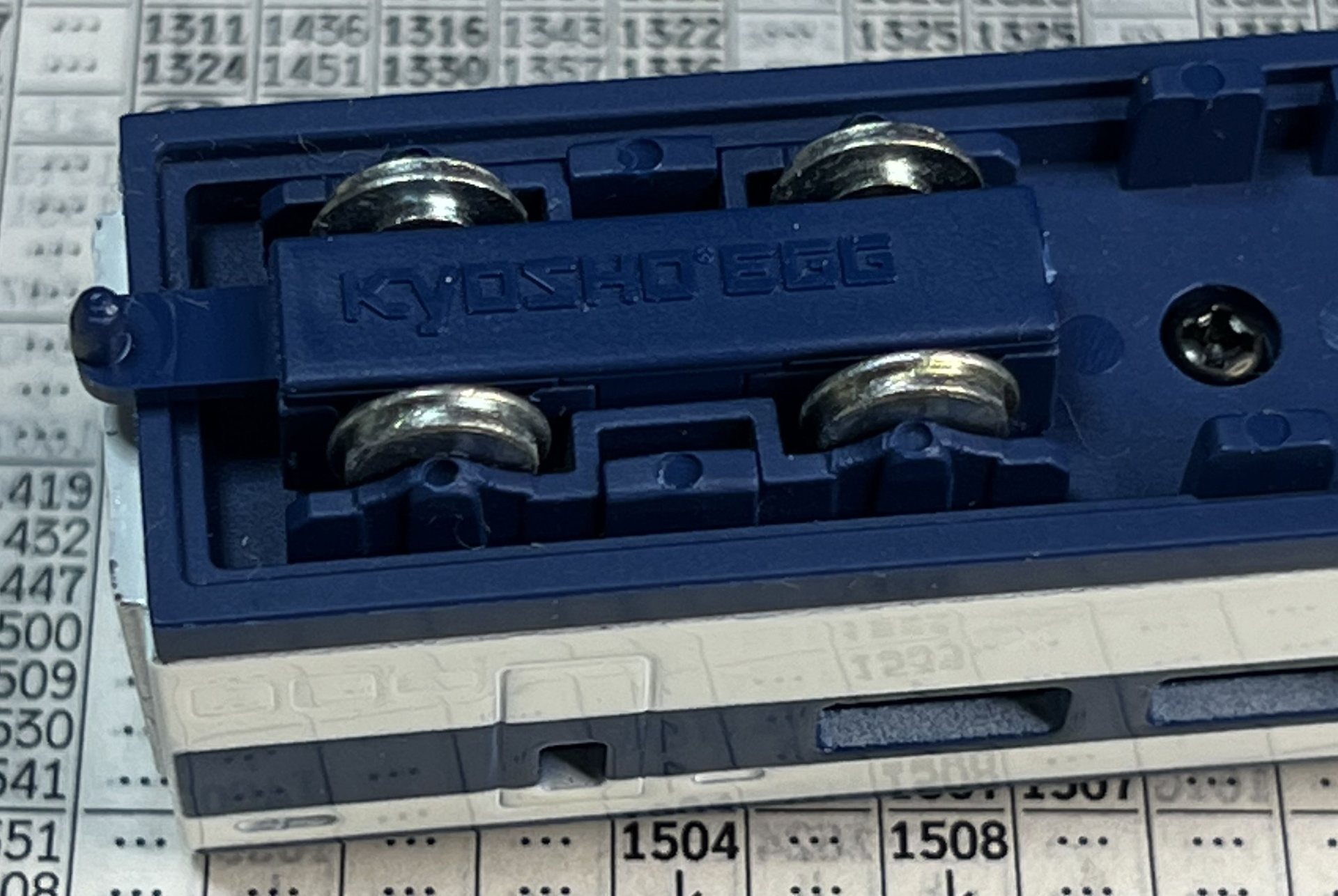 高倉健さんが演じた爆弾魔が仕掛けたところ……はなかった。車輪はフランジ(凸部)があるけれど絶縁されていないので、電動タイプのNゲージのレールに乗せてはいけない