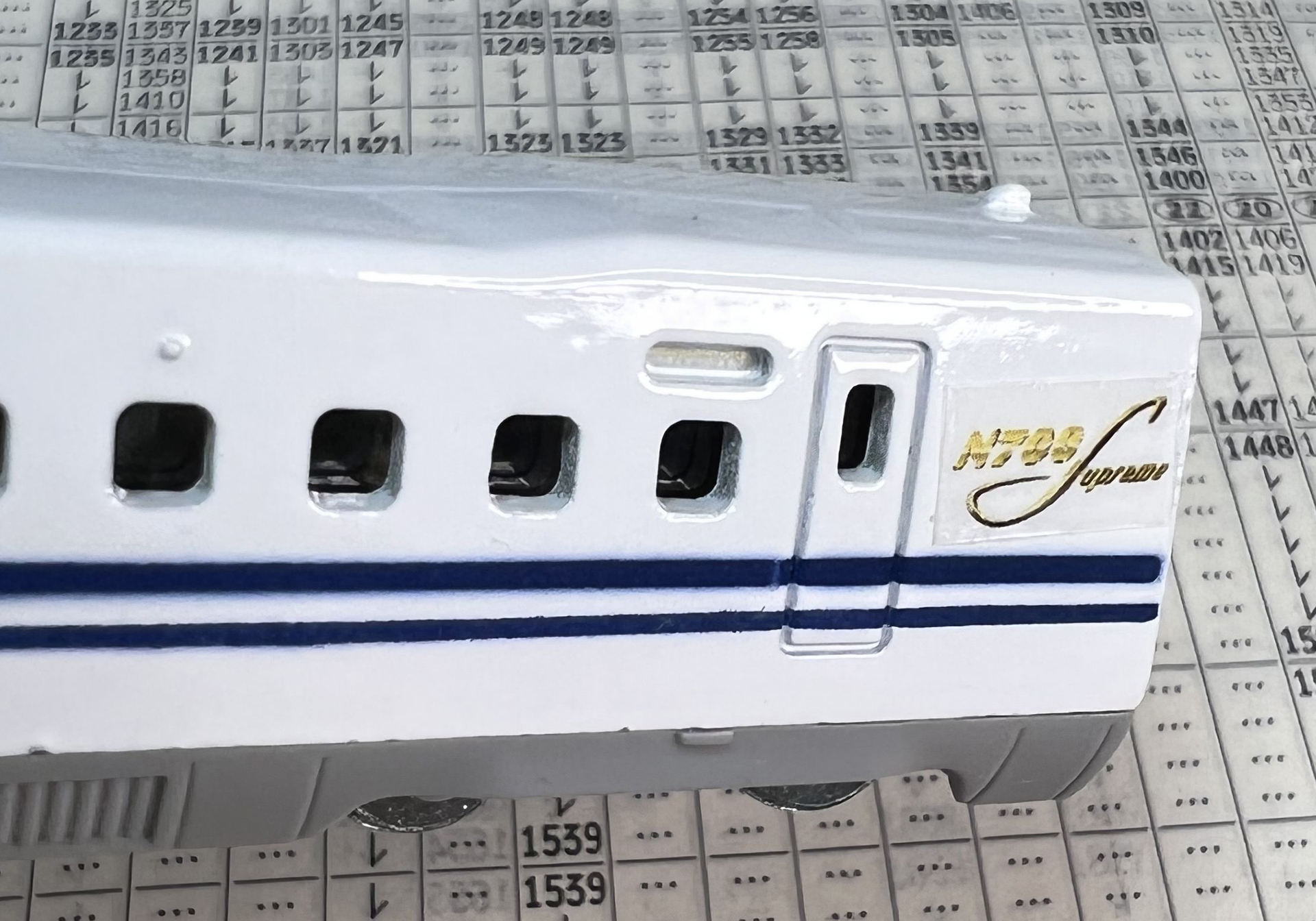 屋根の後端が高くなり、中間車と同じ高さになる。製品ではこの表現はシールだが、ロゴはちゃんと金色だ