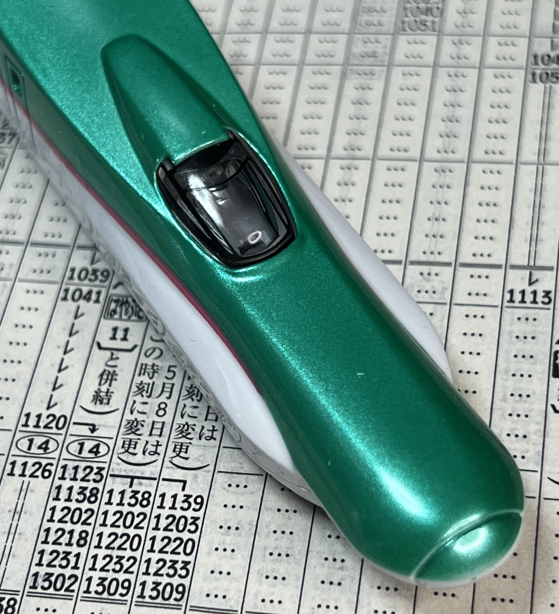 製品の緑色は光沢があり実車の雰囲気に近い。この緑色だけを見ると鼻先の丸みが強調されて愛嬌を感じる。